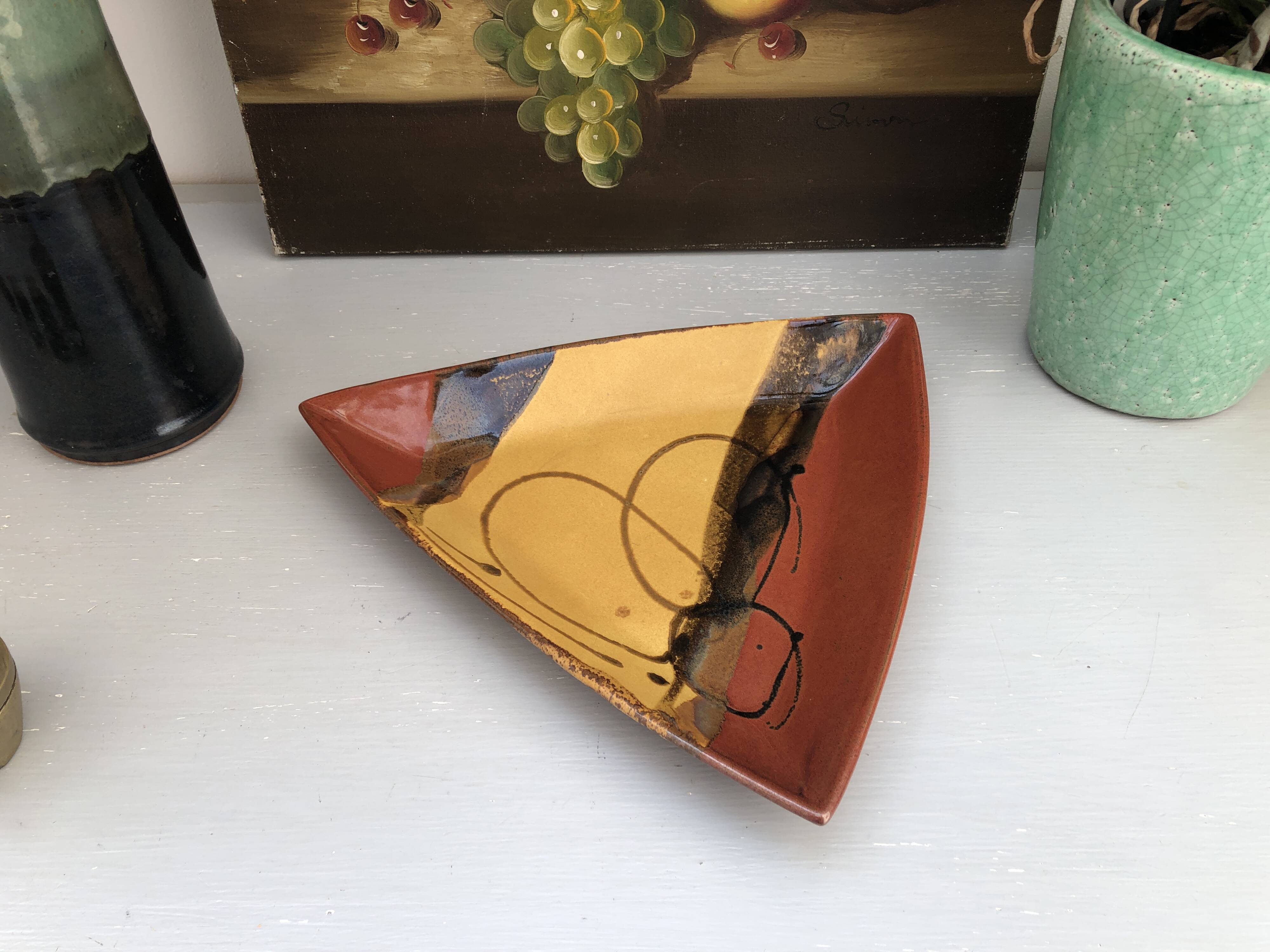 Ceramic pocket emptying dish