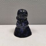 Figure de dame en faïence à glaçure bleue brillante