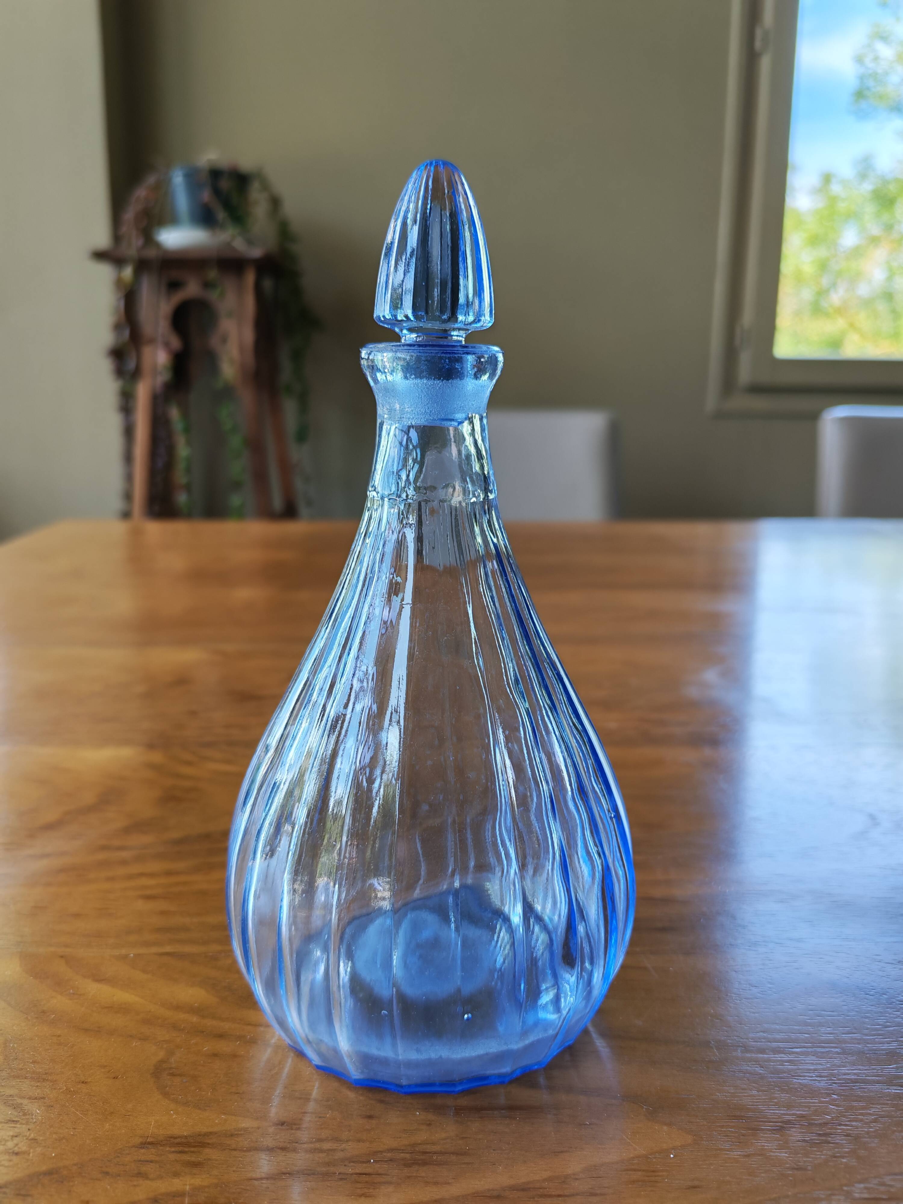 Carafe art deco en verre bleu