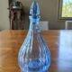 Carafe art deco en verre bleu