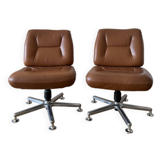 Paire de fauteuils pivotants couleur cognac