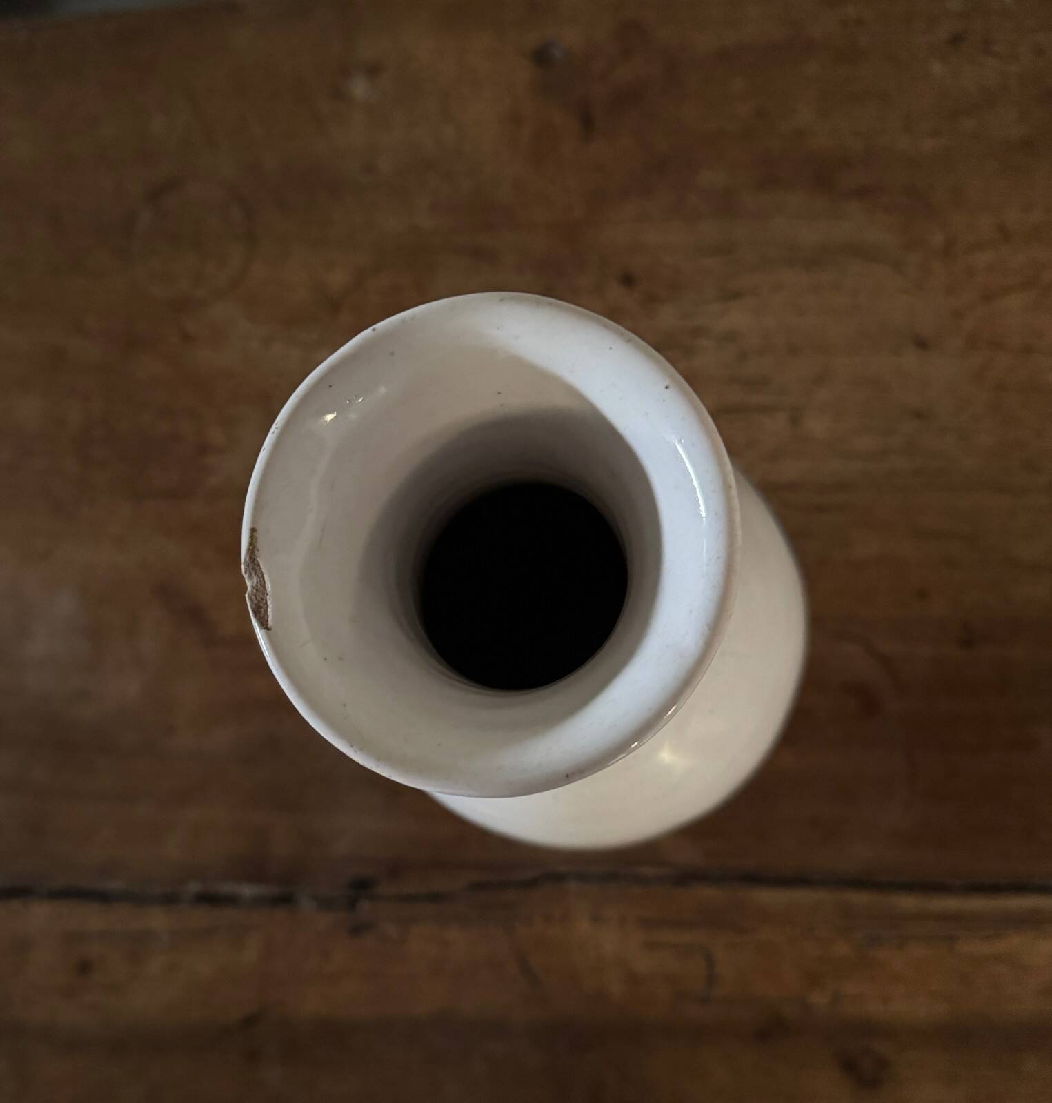 Vase en faïence de Nevers XVIIIe décor floral fond blanc