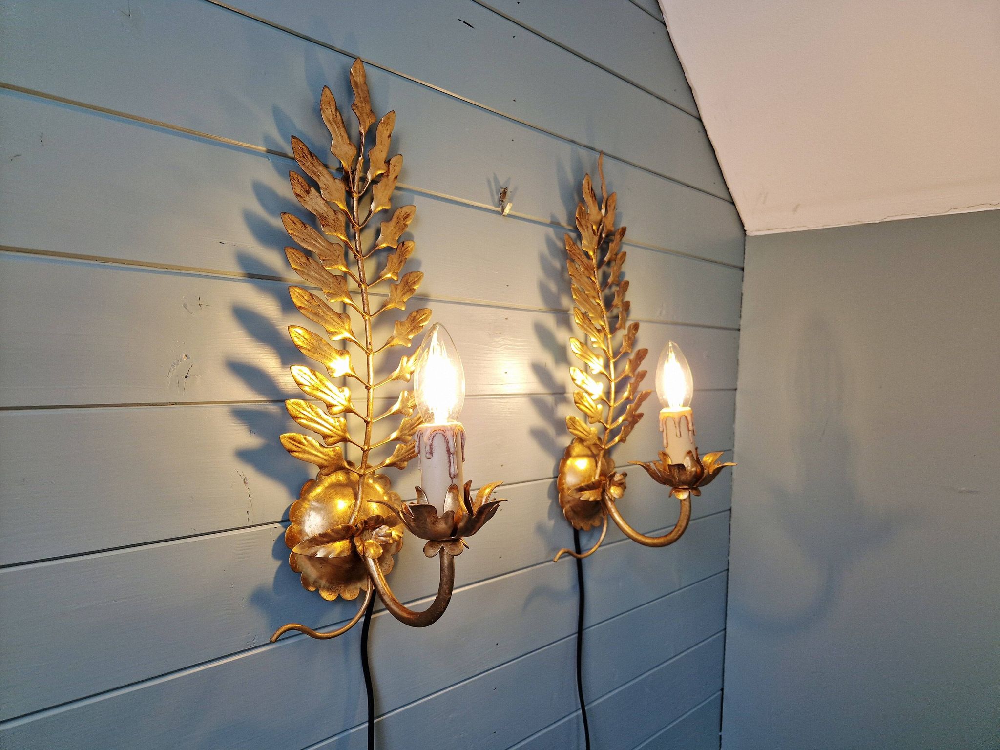 Pair of Italian wall sconces in gilded metal, Hollywood Regency style, 1970.