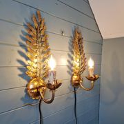 Pair of Italian wall sconces in gilded metal, Hollywood Regency style, 1970.