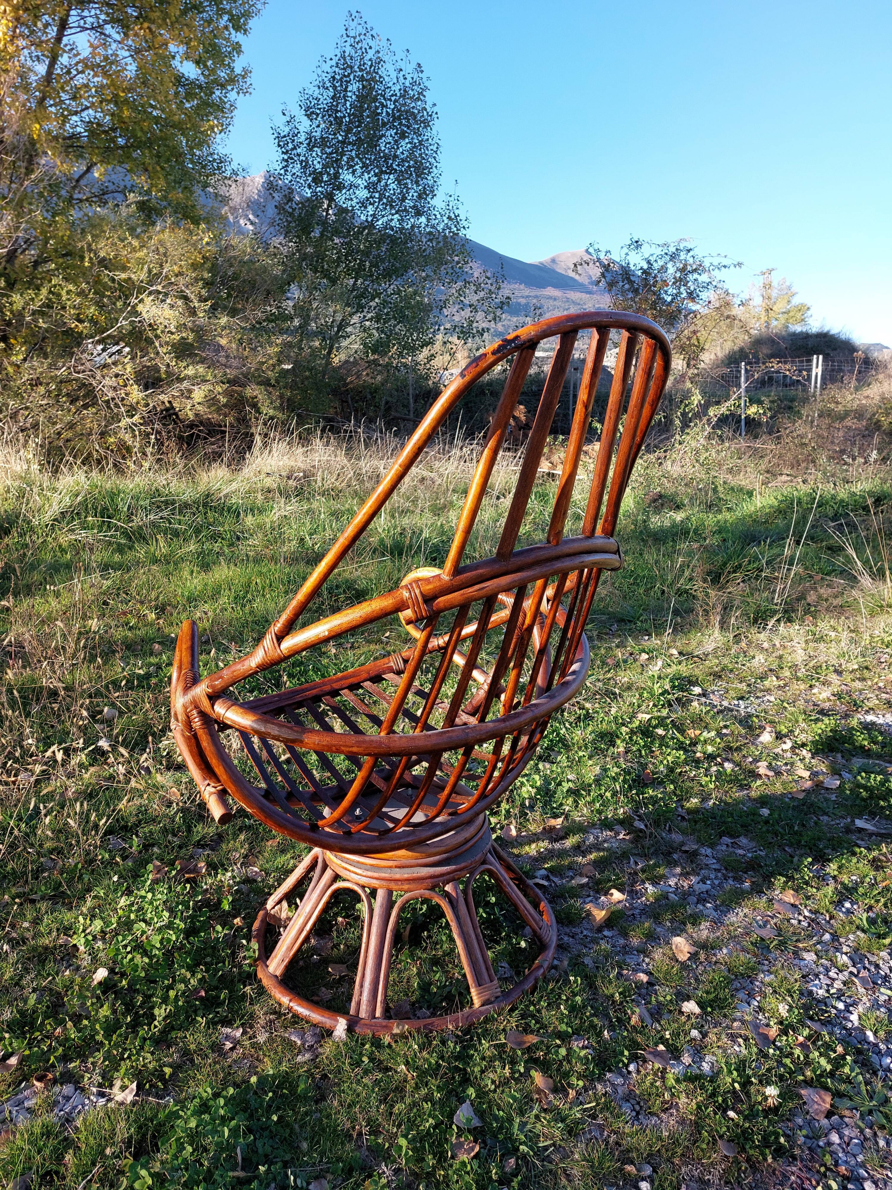 Fauteuil vintage pivotant en bambou et rotin