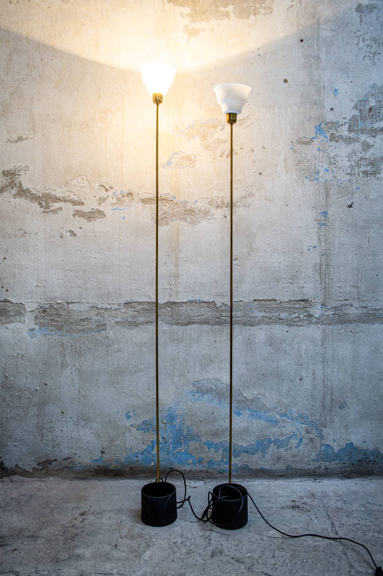 Coppia di lampade da terra in plexiglass e metallo cromato di Gigi & Pepe Tanzi per Dalca anni '70