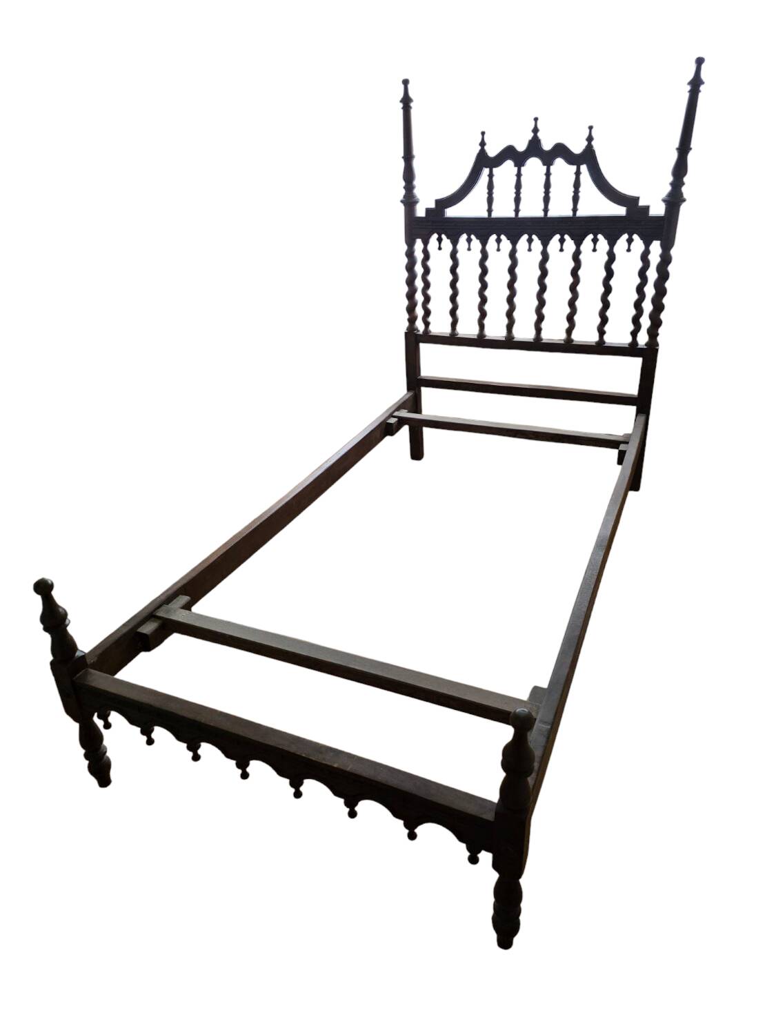 Paire de lits en bois sculpté