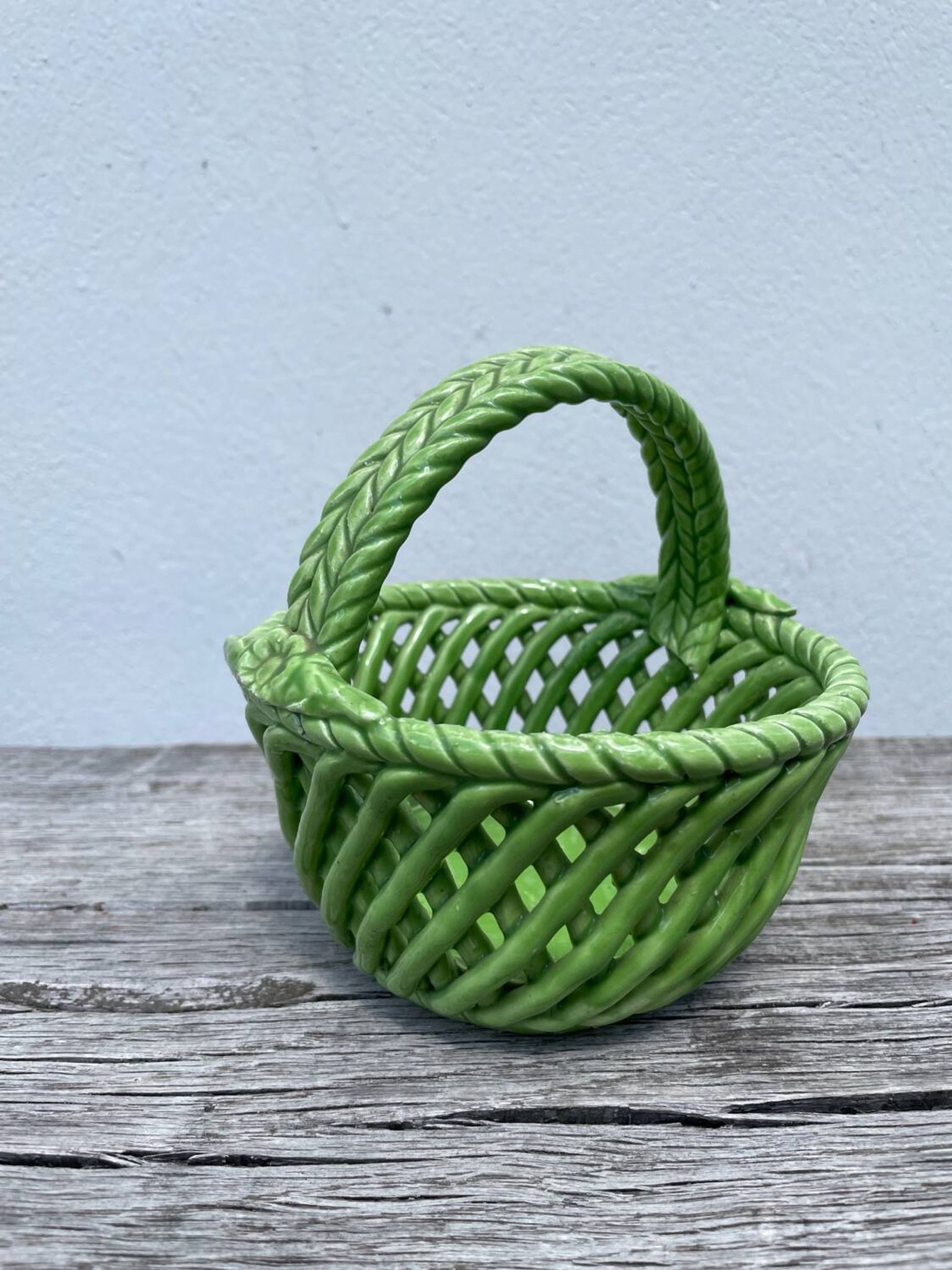 Plat panier en faïence tressée vert / céramique ancienne