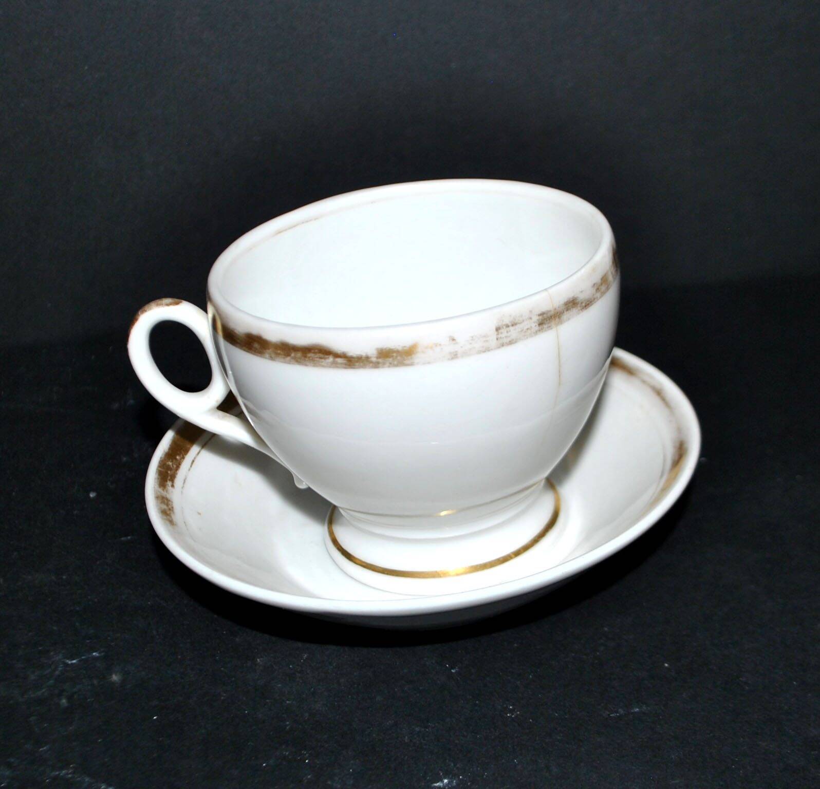 Paris porcelain – Antique round cup in soft porcelain with gold trim.