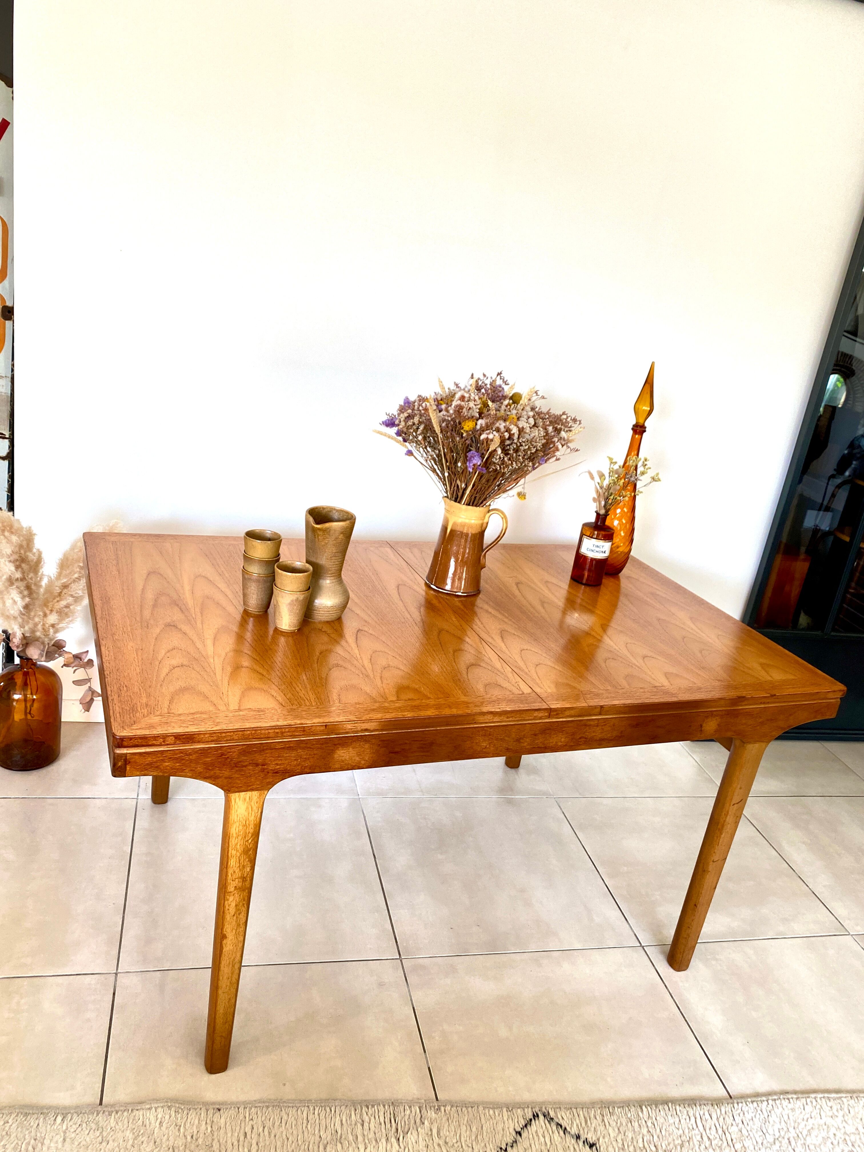 Extendable dining table in NATHAN teak