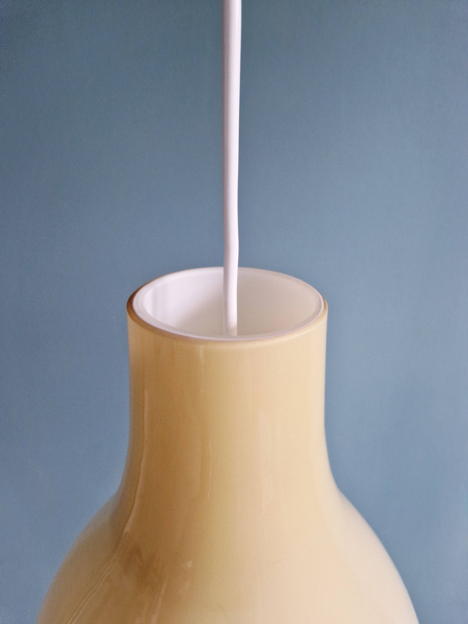 Suspension scandinave bulbeuse en opaline jaune, 1960