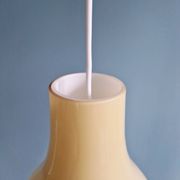 Suspension scandinave bulbeuse en opaline jaune, 1960