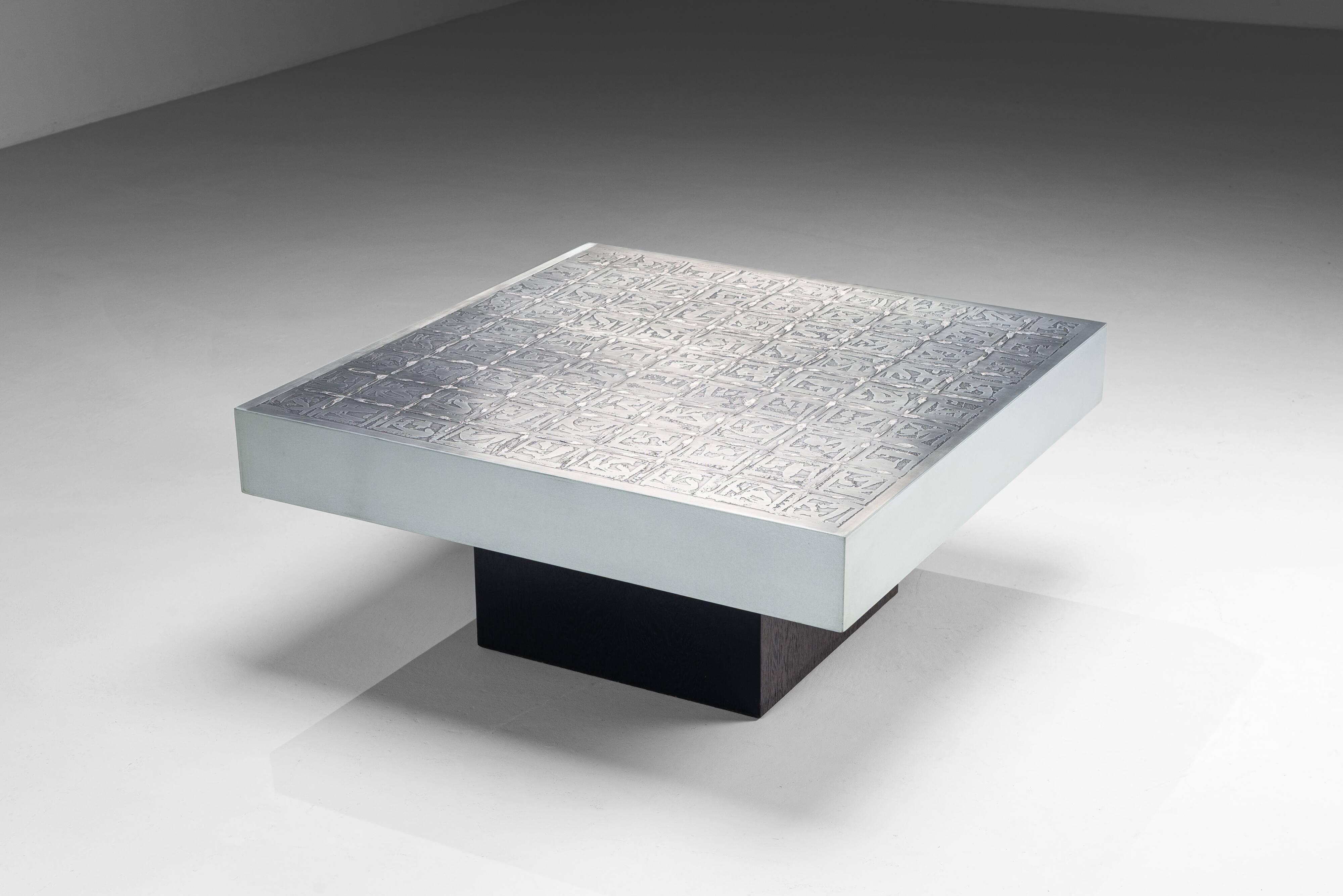 Table basse gravée par Bernhard Rohne