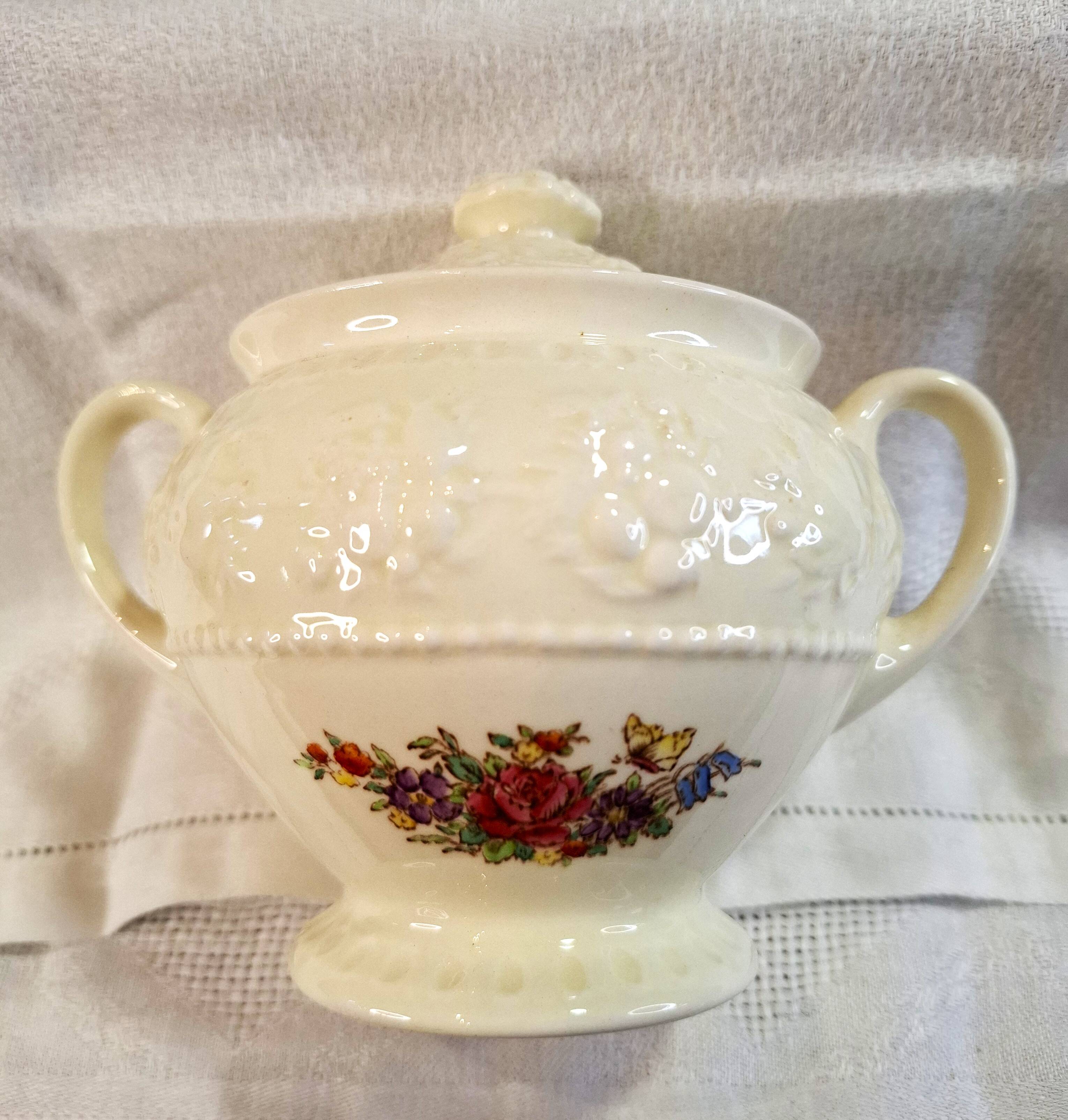 Cups and sugar bowl English Wedgwood Wellesley