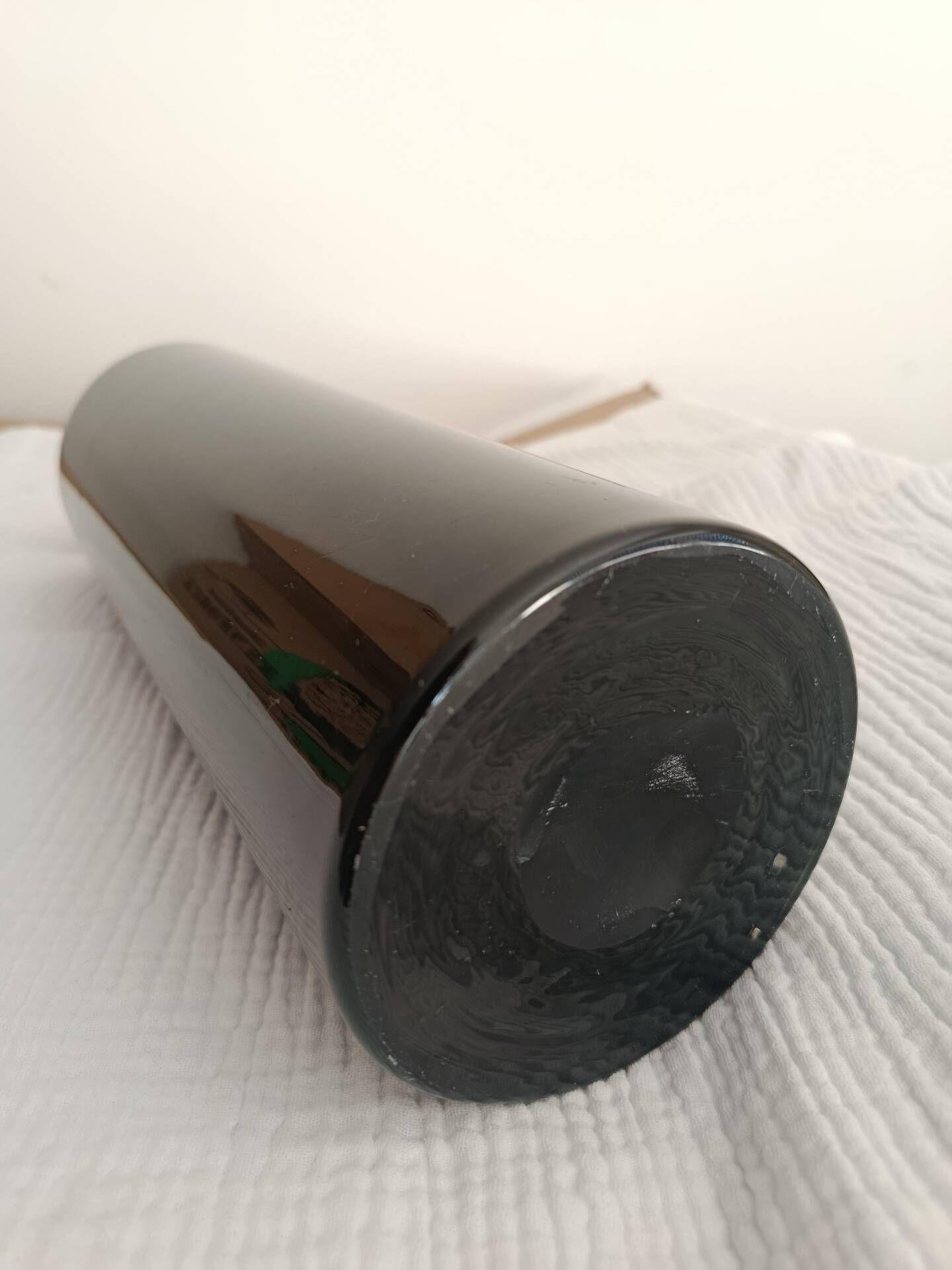 Vase en verre noir