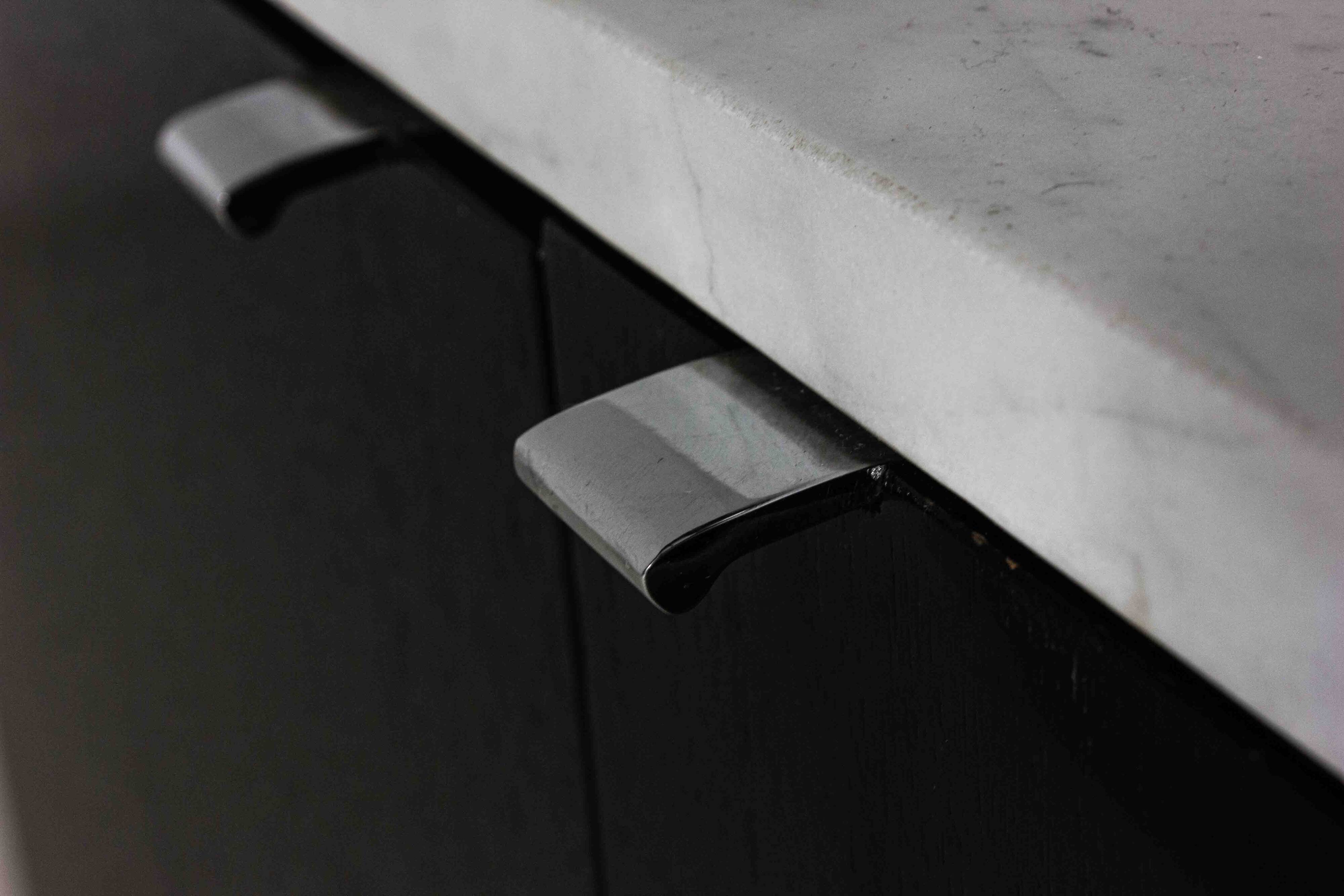 Meuble d'appoint exécutif à 2 portes par Florence Knoll, années 1970
