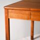 Table basse scandinave vintage en teck avec bord sculpté