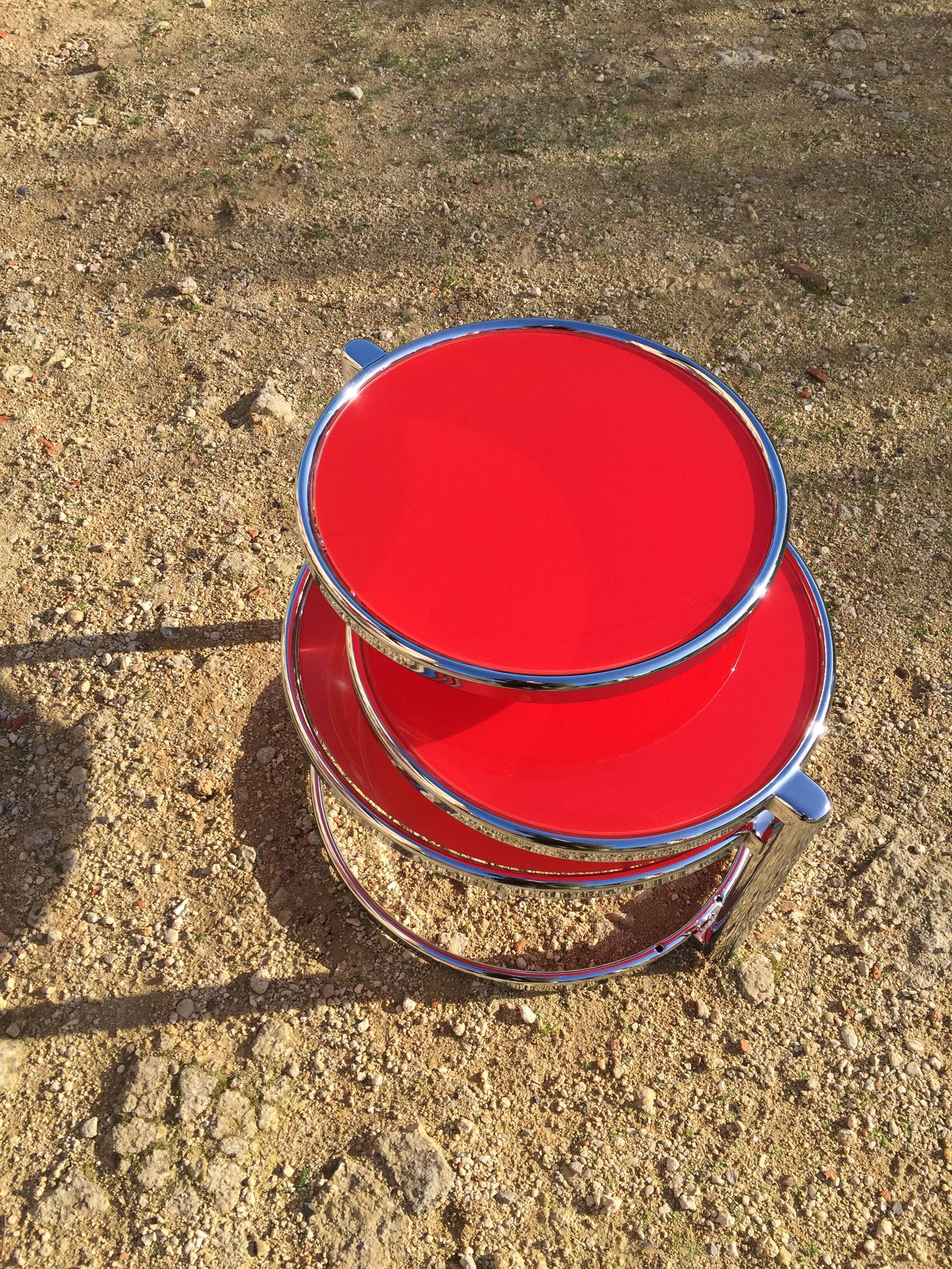 Table basse trois plateaux pivotants en verre rouge et métal chromé