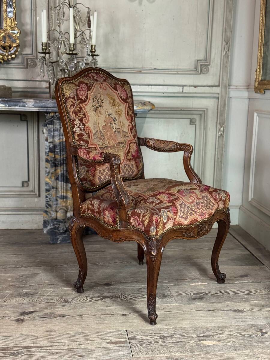 Louis XV armchair in carved walnut, needlepoint tapestry, 18th century