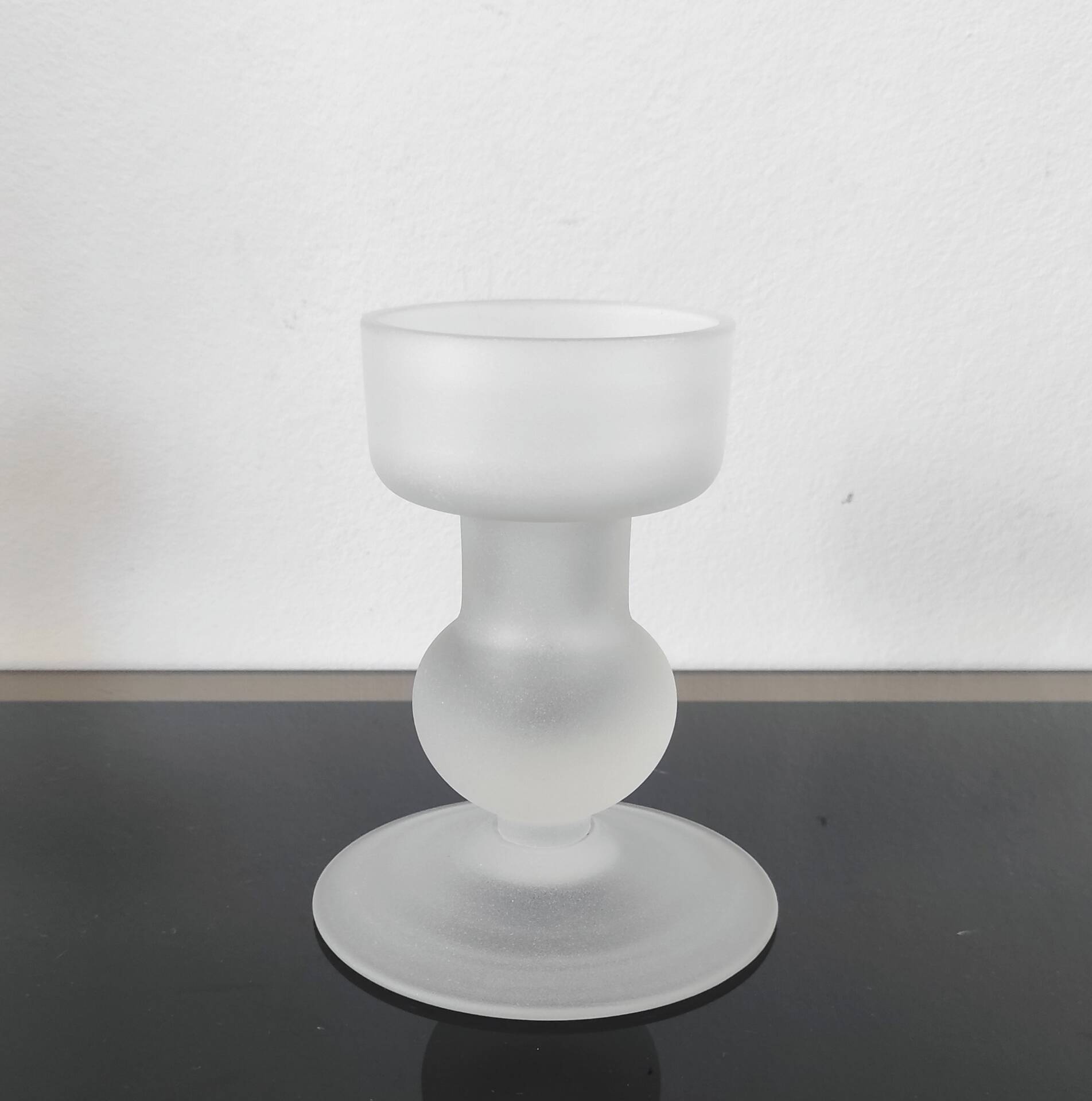 Sculptural candle holder in frosted glass.