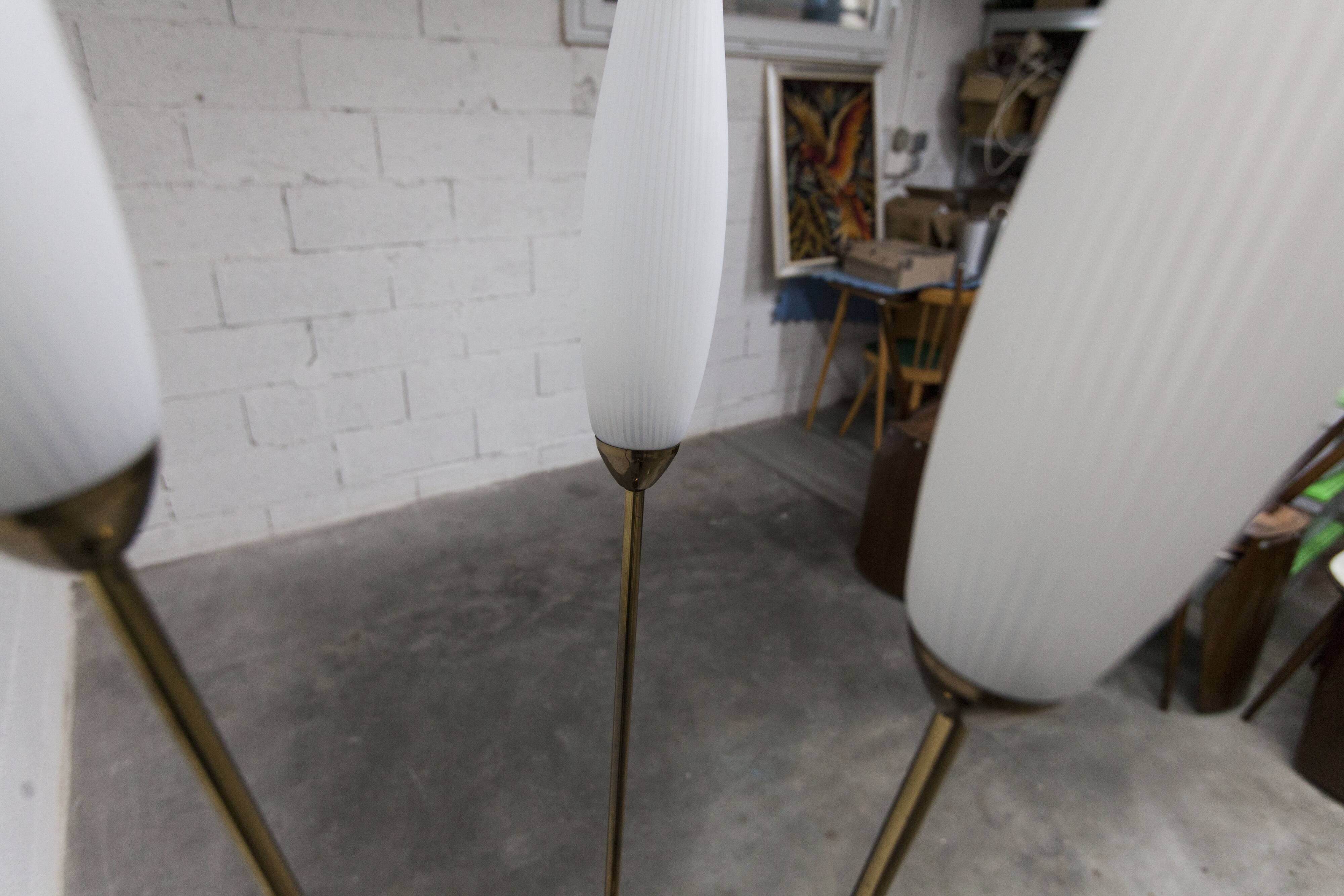 Lampadaire à 3 branches de 1960 laiton doré, fonte et opalines