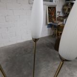 Lampadaire à 3 branches de 1960 laiton doré, fonte et opalines