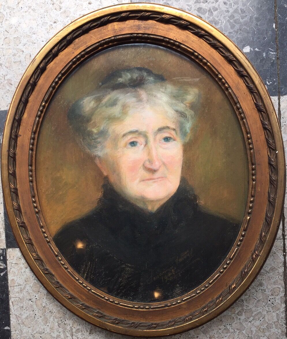 Painting portrait of a woman