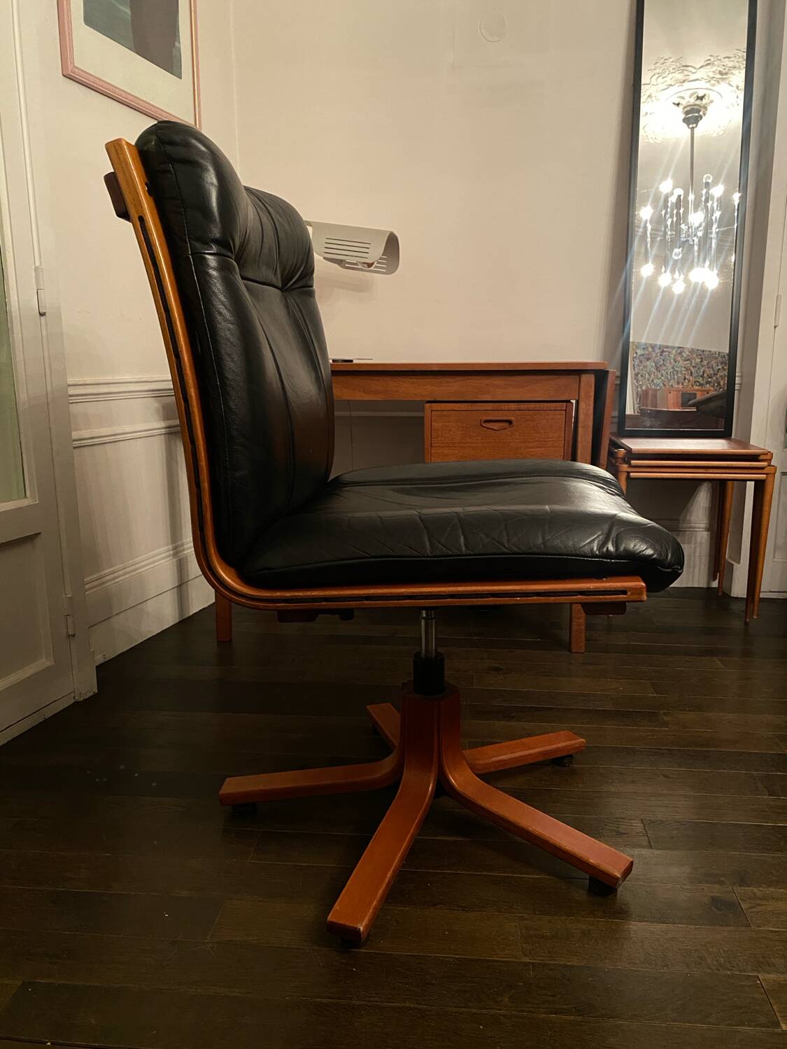 Vintage design office chair - Swivel lobby chair in black leather
