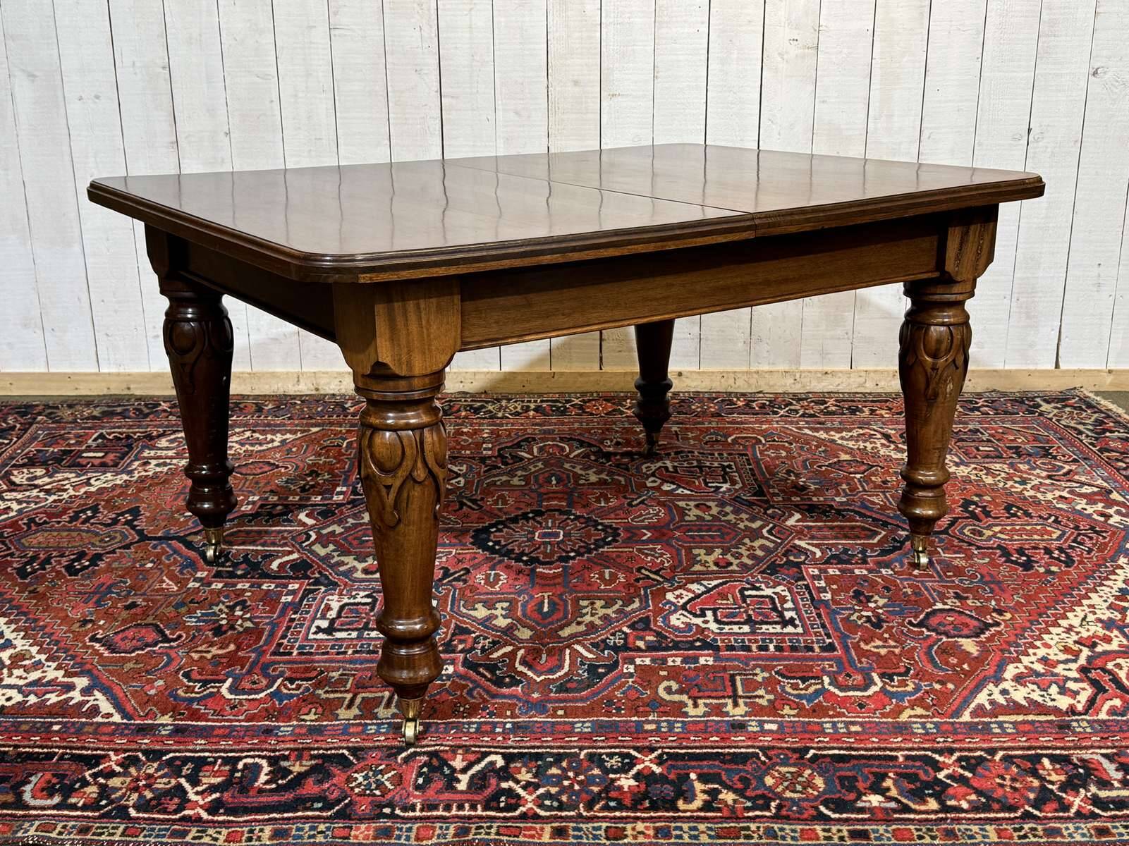 Victorian-style mahogany English table with 3 extensions.