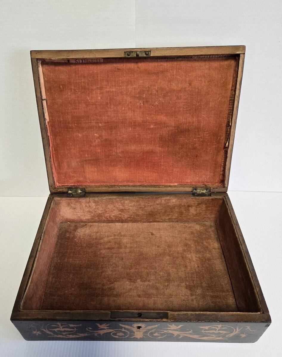 Sorrento marquetry box with a scene of three dancers in a medallion.