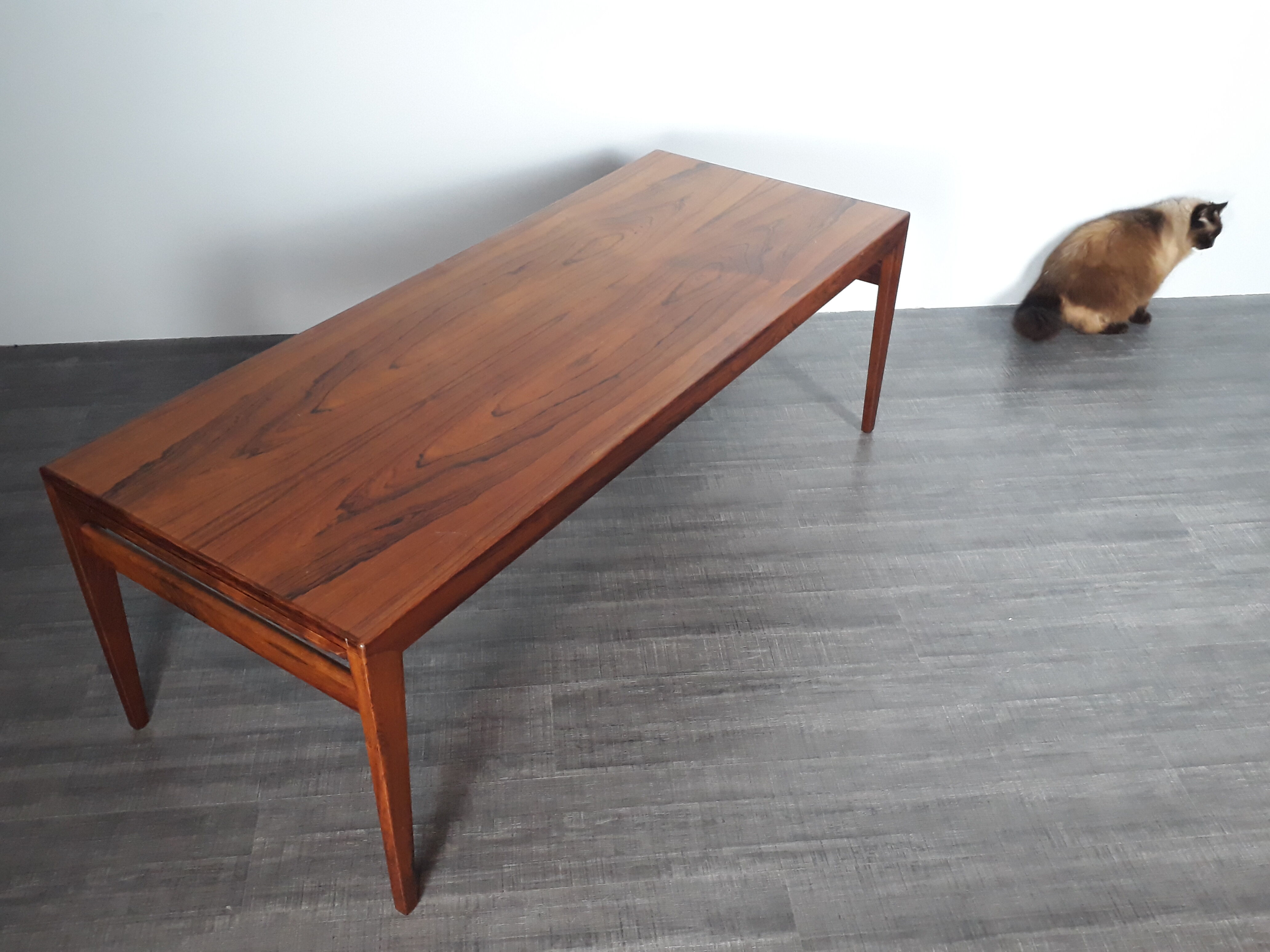 Extendable coffee table