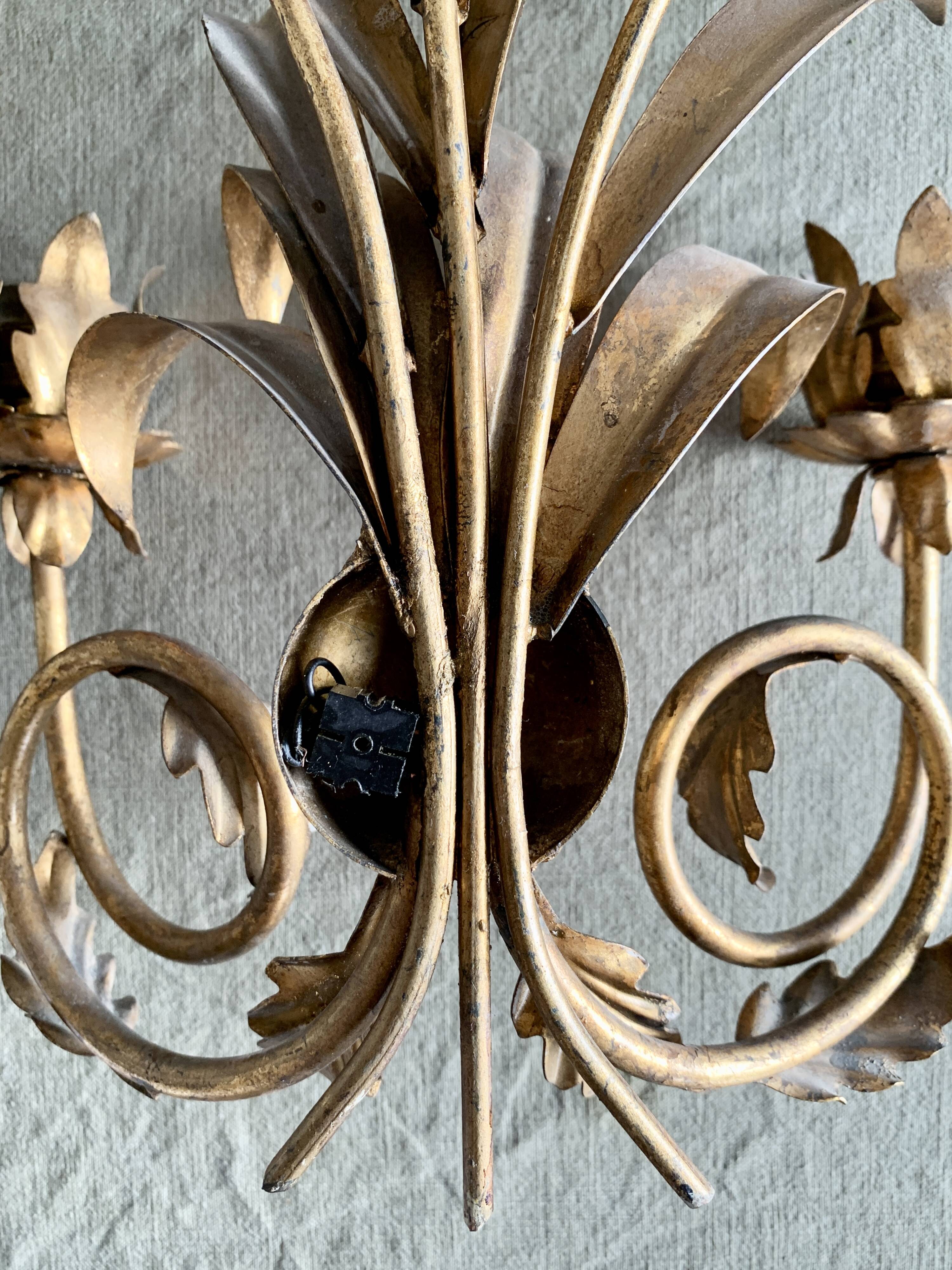 Wall lamp in gilded brass with a daisy design.