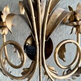 Wall lamp in gilded brass with a daisy design.