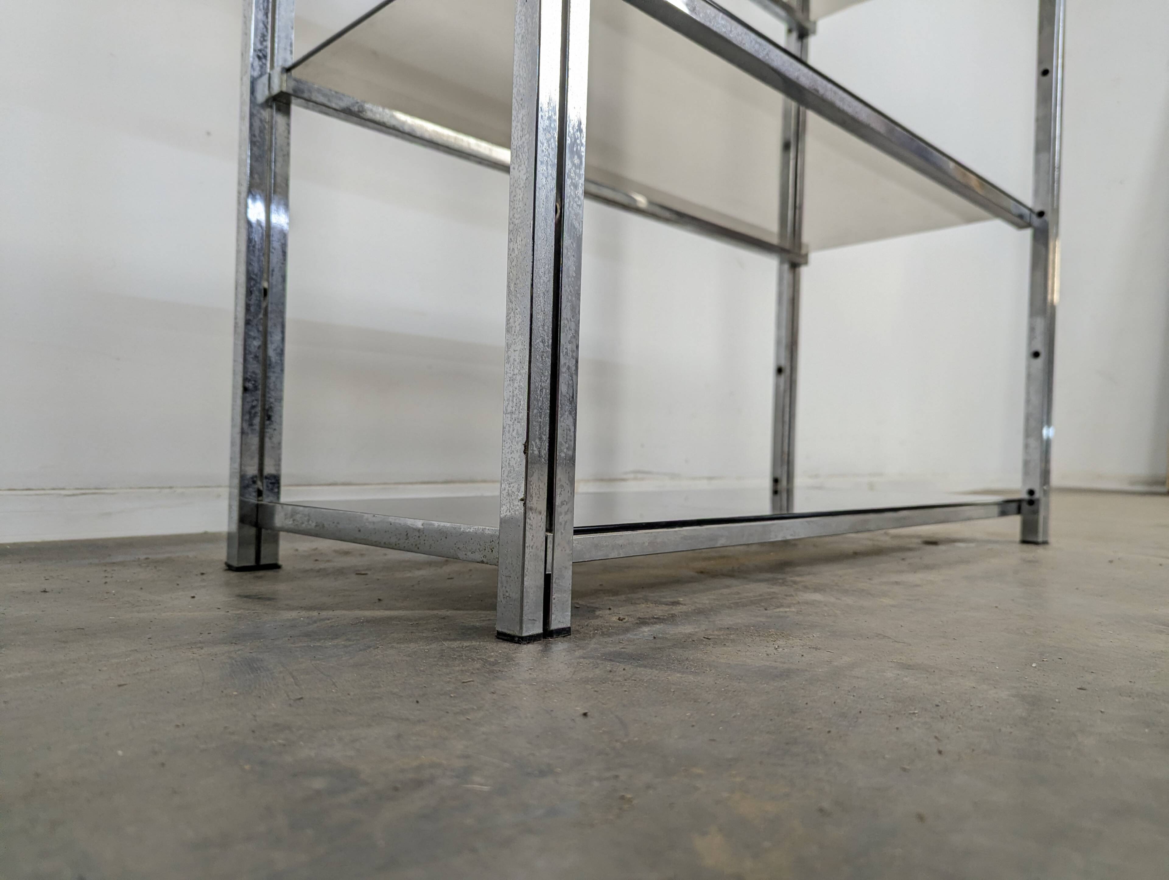 Etagère chromée et verre fumé des années 70