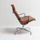 Fauteuil lounge Eames modèle EA 216 softpad en cognac