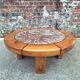 Table basse vintage en orme et céramique