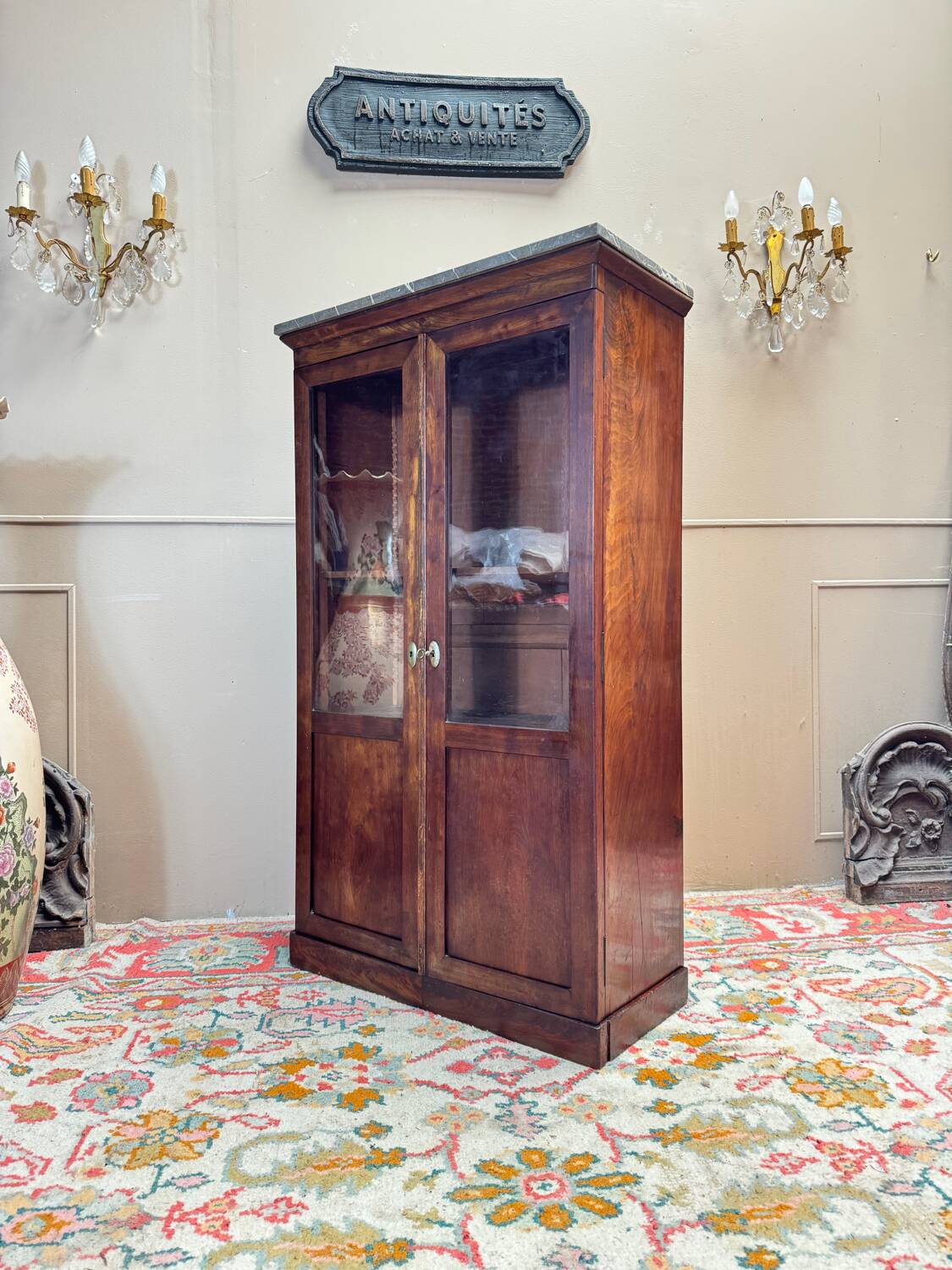 Display cabinet forming a mahogany card index from the restoration period