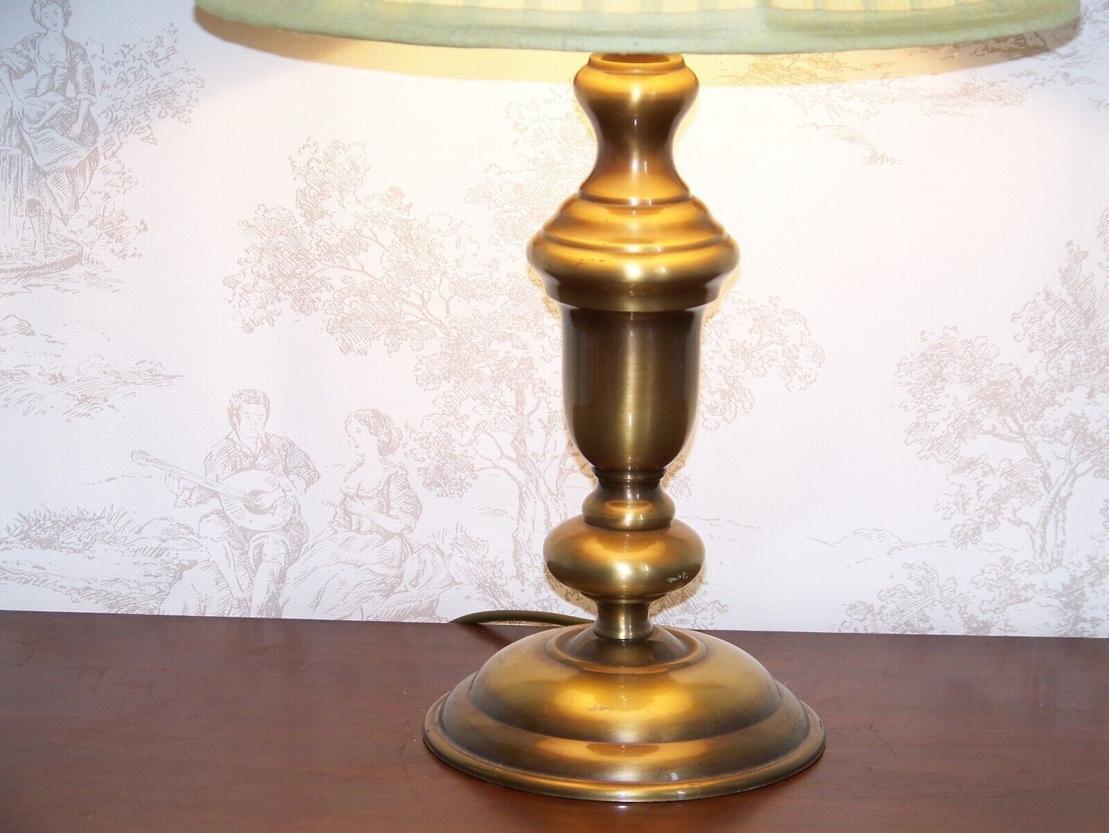 Vintage Brass Table Lamp with Round Base and Cream Pleated Shade 4352
