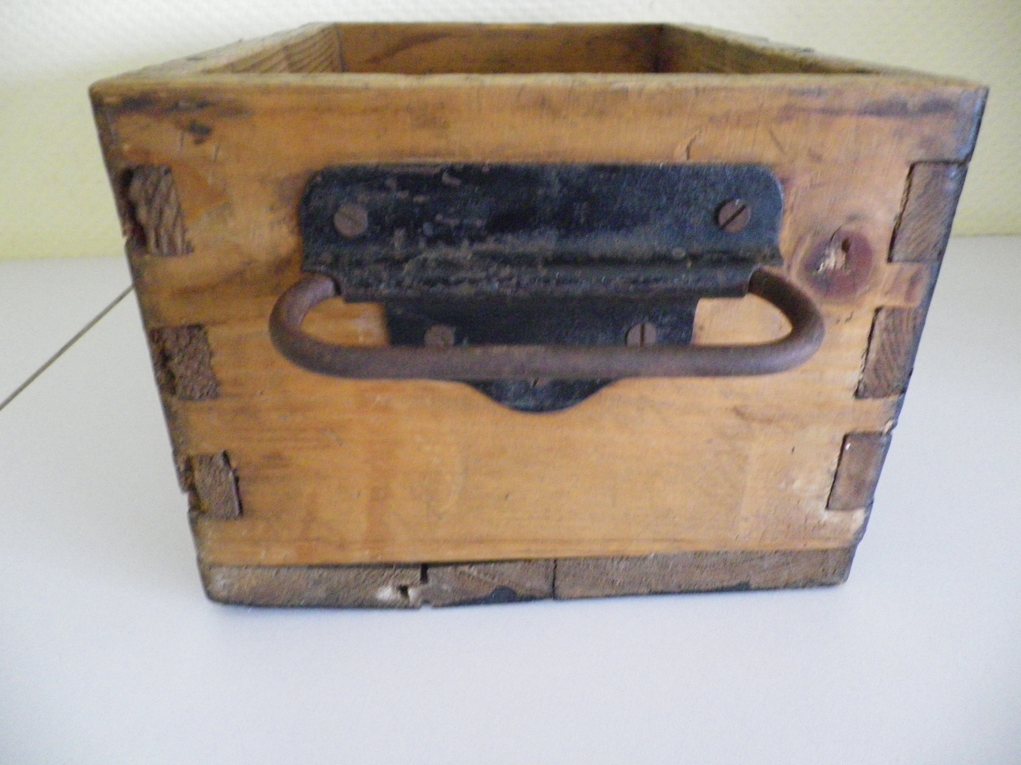 Box of old storage workshop Assembly dovetail 2 handles 1950s