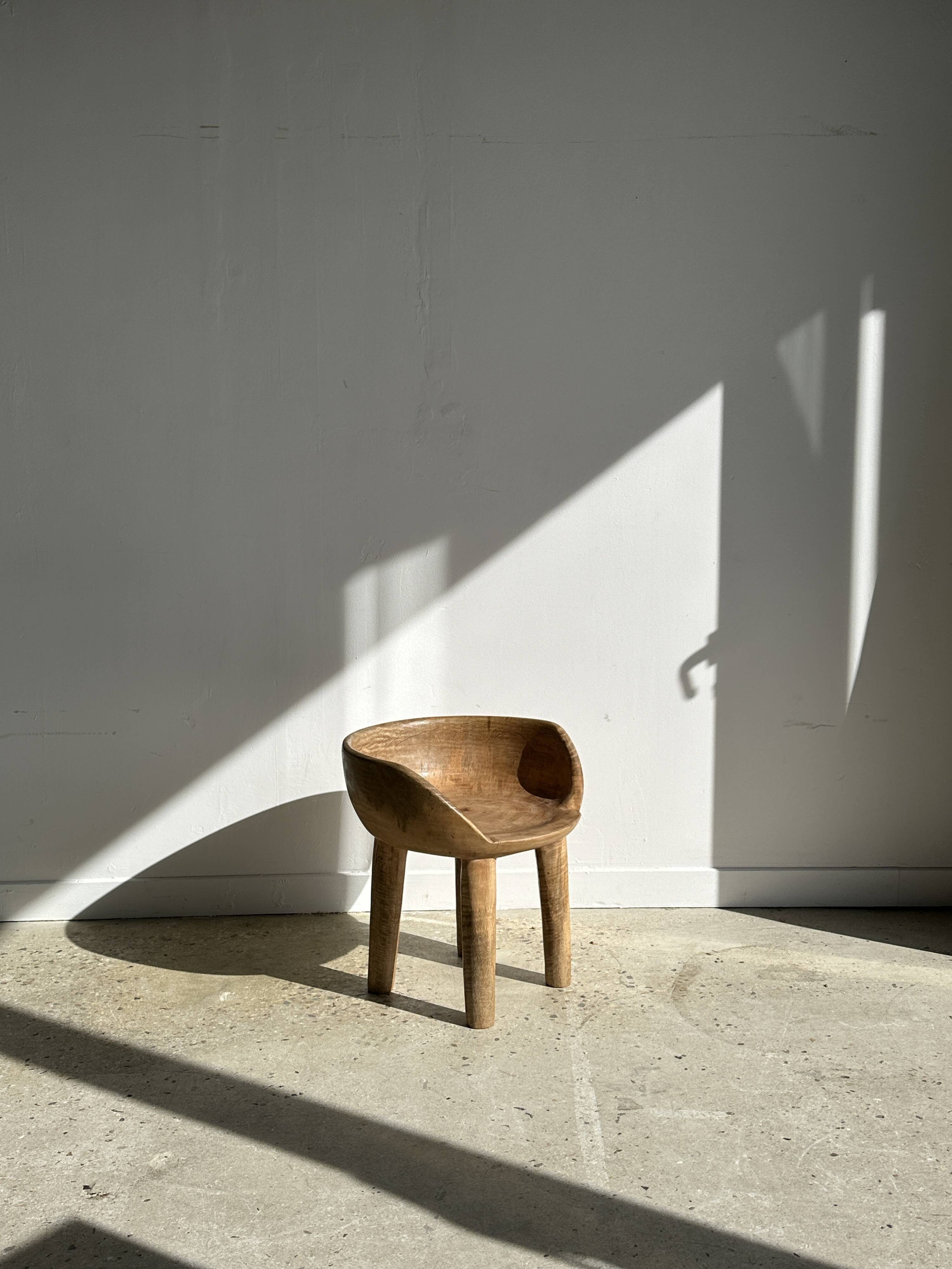 Quadripod chair with round seat and small back in natural monoxyl mango wood