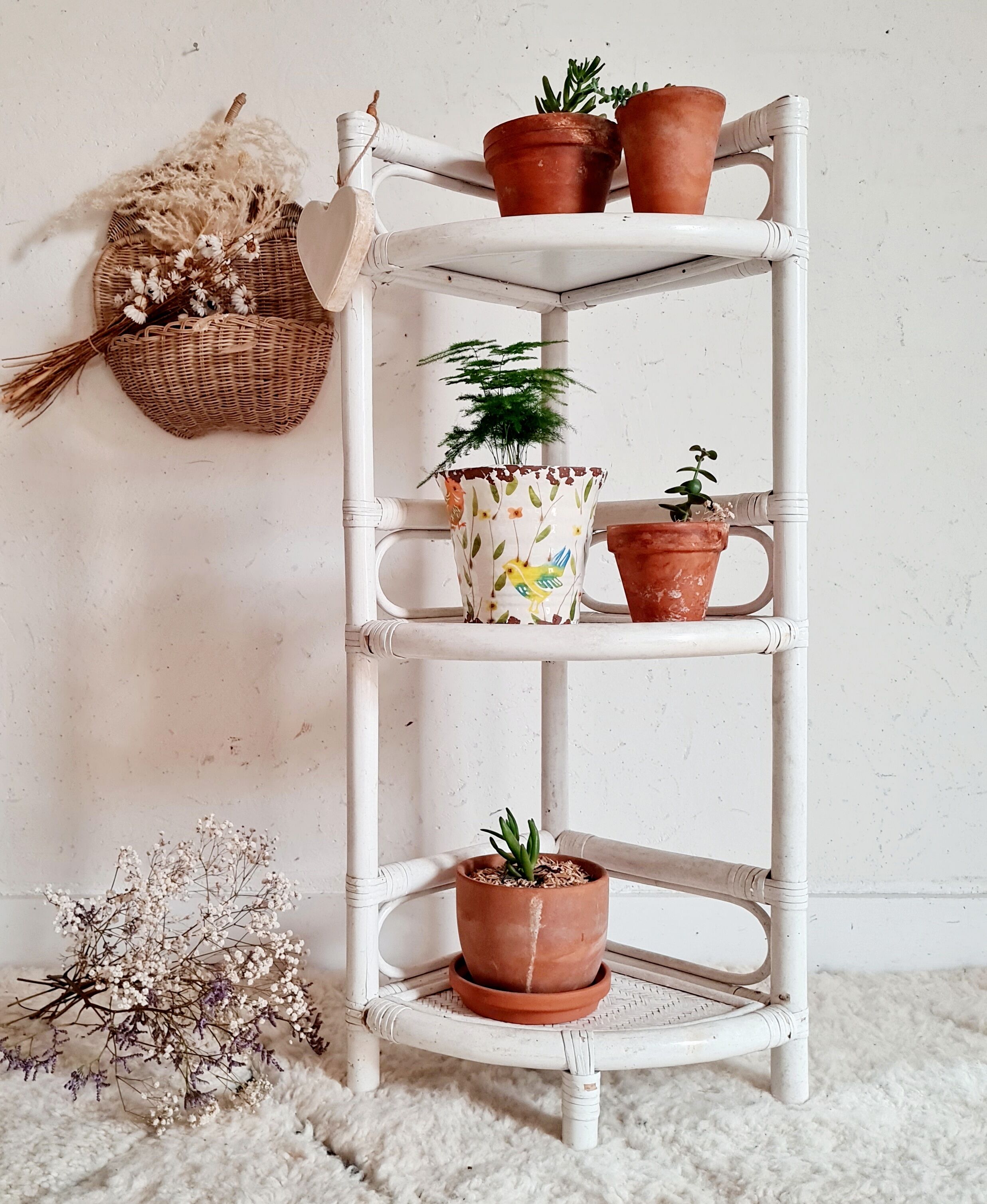 Etagère d'angle vintage en rotin blanc