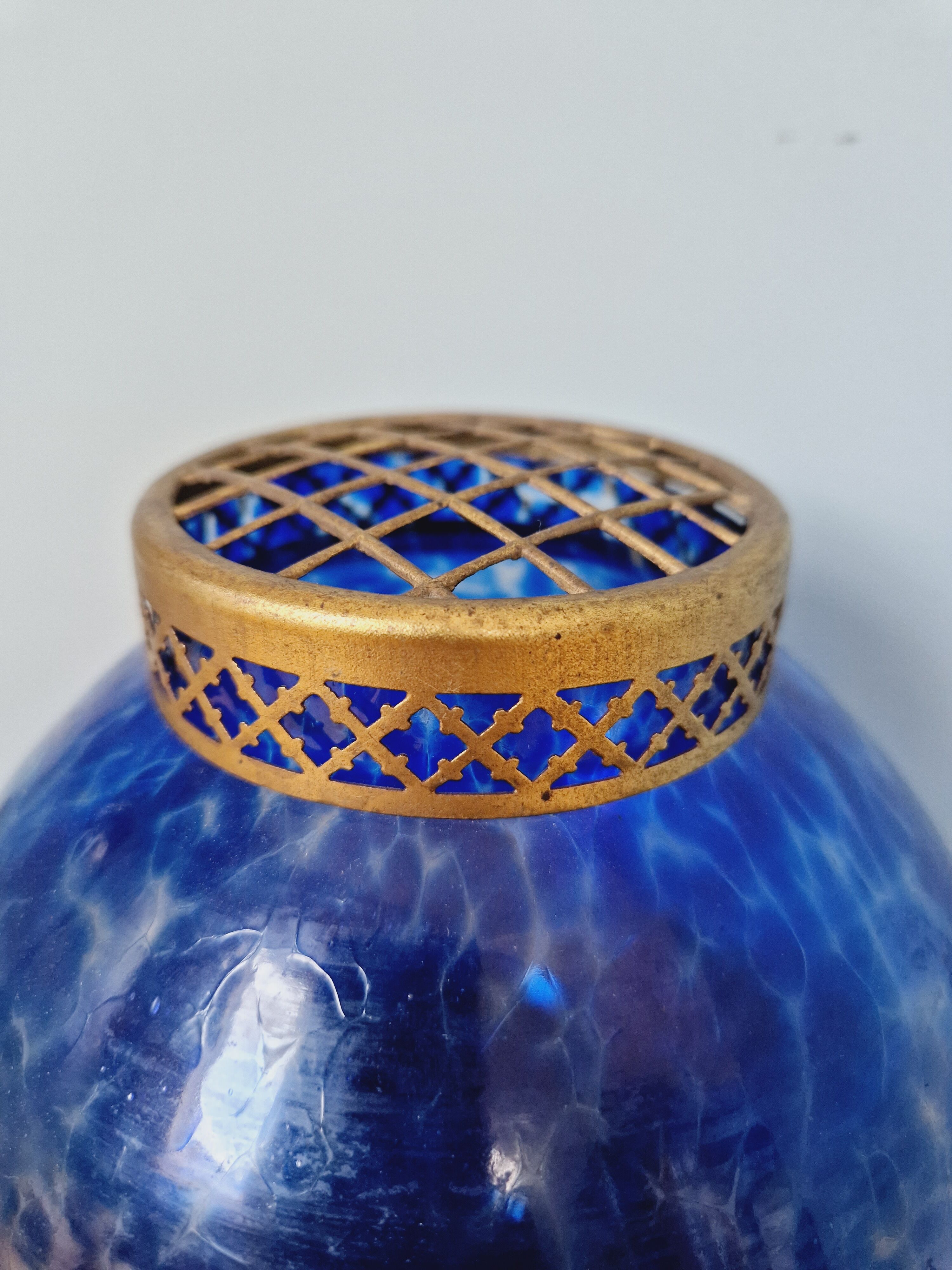 Vase Pique-fleurs Art Déco en verre moucheté bleu