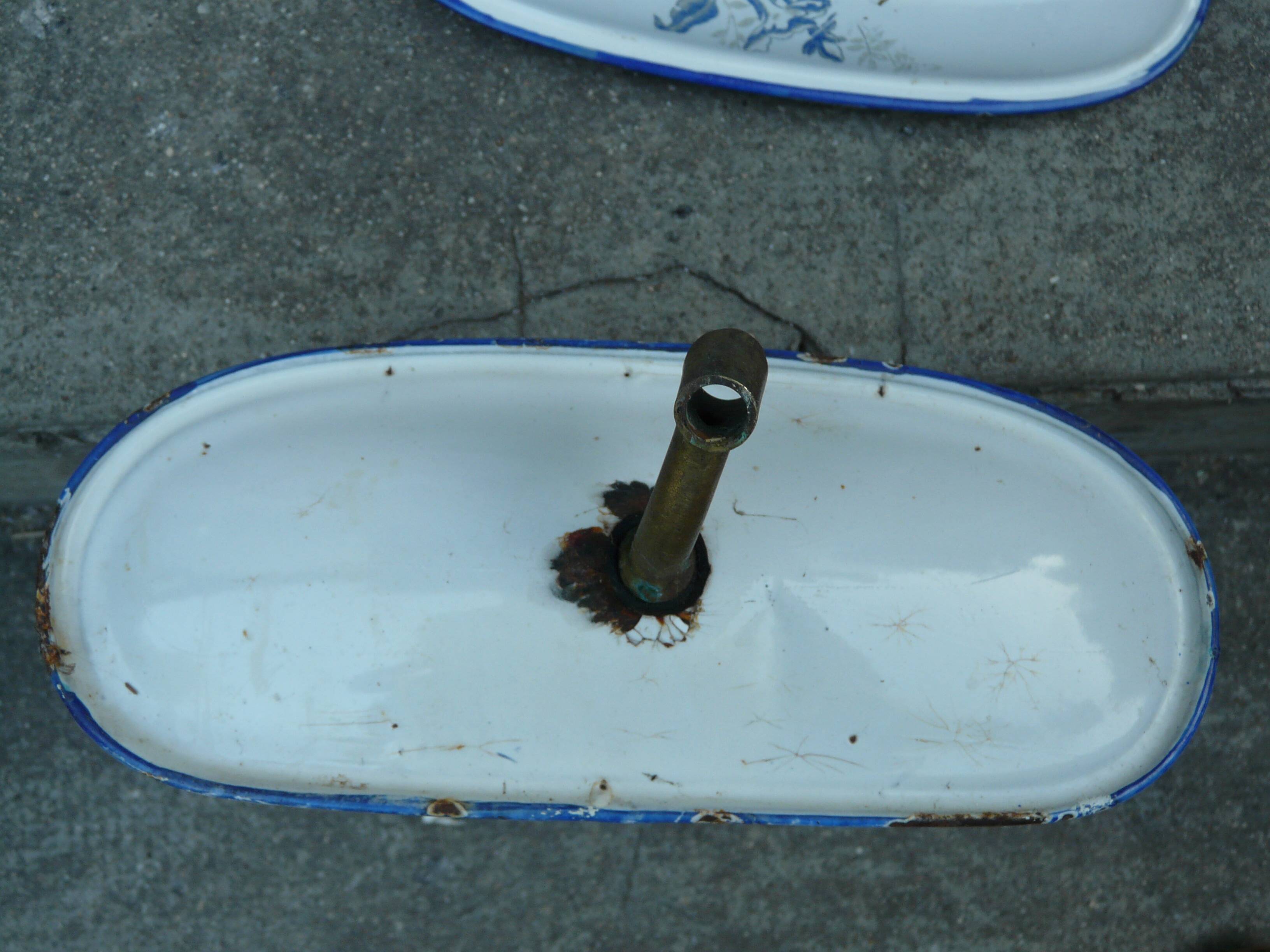 Fontaine murale en tôle émaillée décor de fleurs bleues sur fond blanc