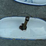 Fontaine murale en tôle émaillée décor de fleurs bleues sur fond blanc