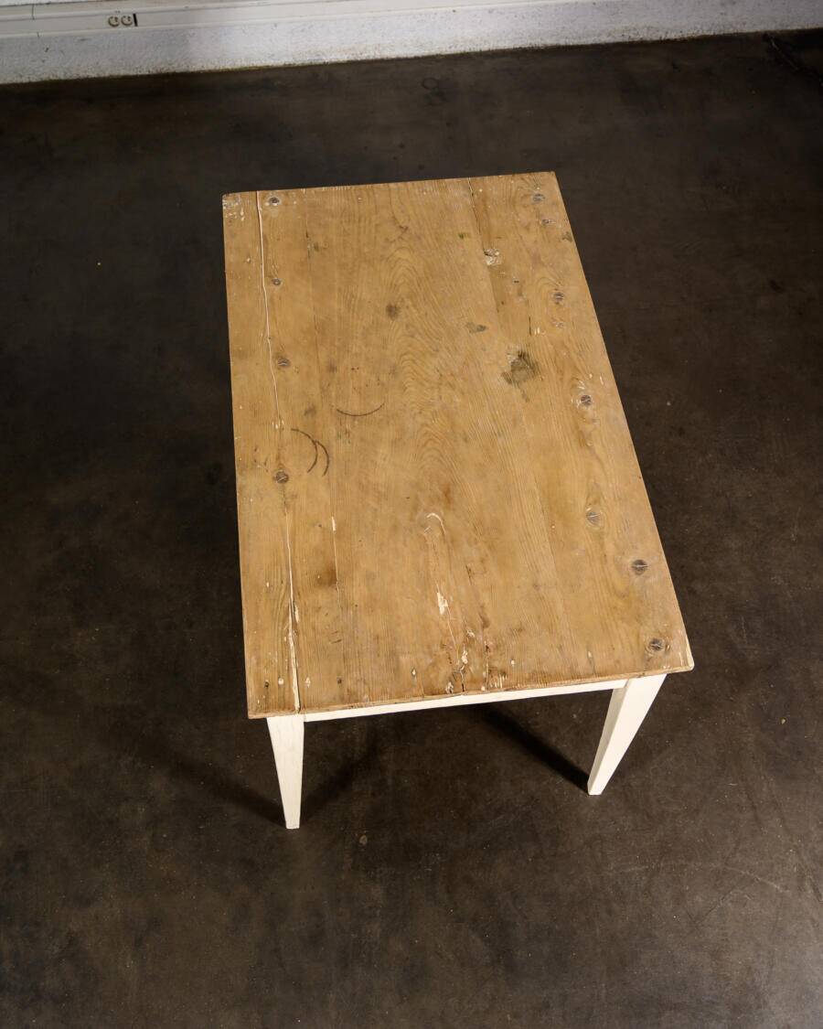 Table de campagne avec tiroir