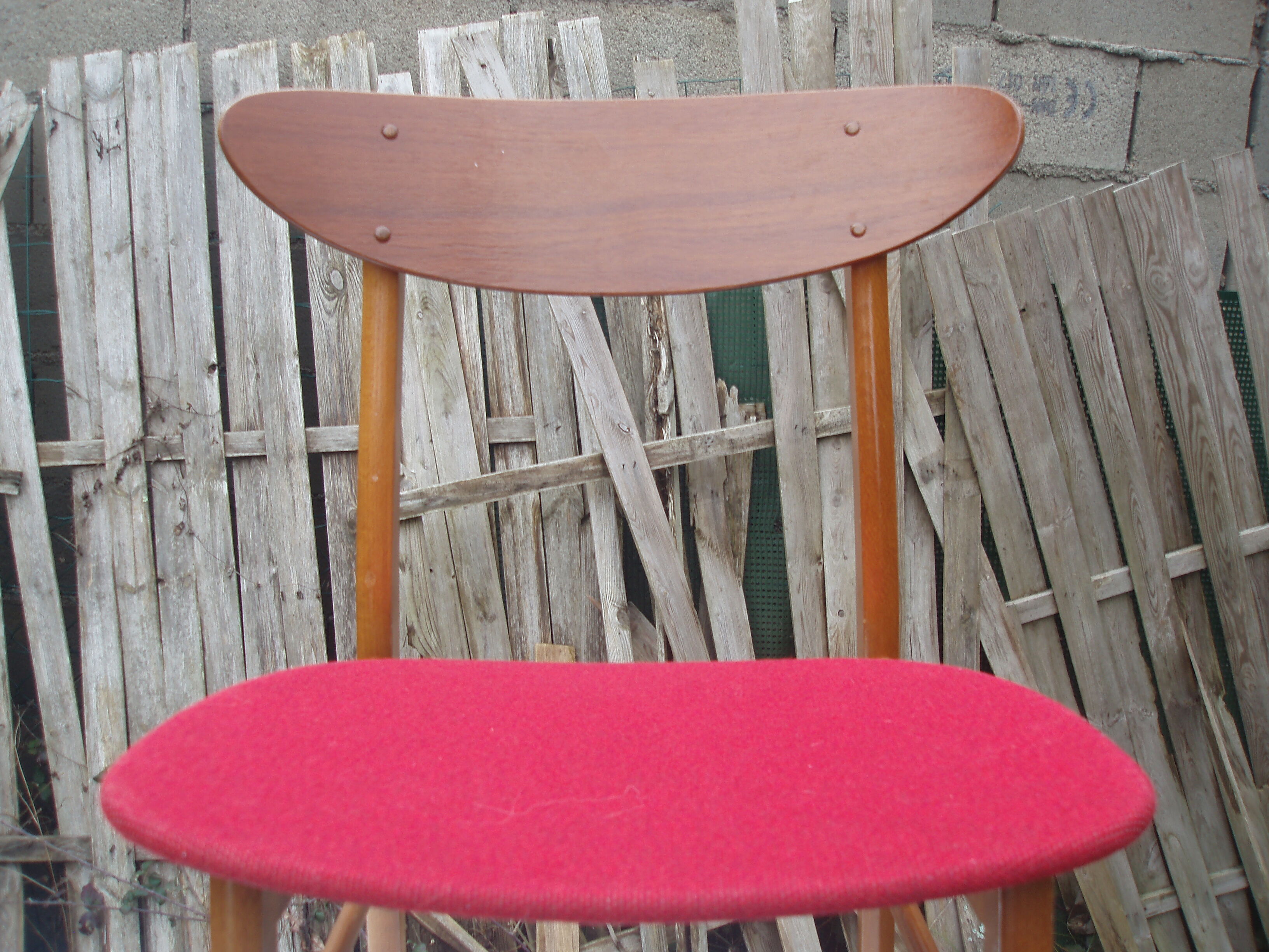 Pair of Scandinavian chairs in teak and red fabric