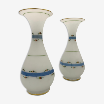 Paire de vases anciens en opaline décor de fleurs et filets bleu et doré  - Circa 1900