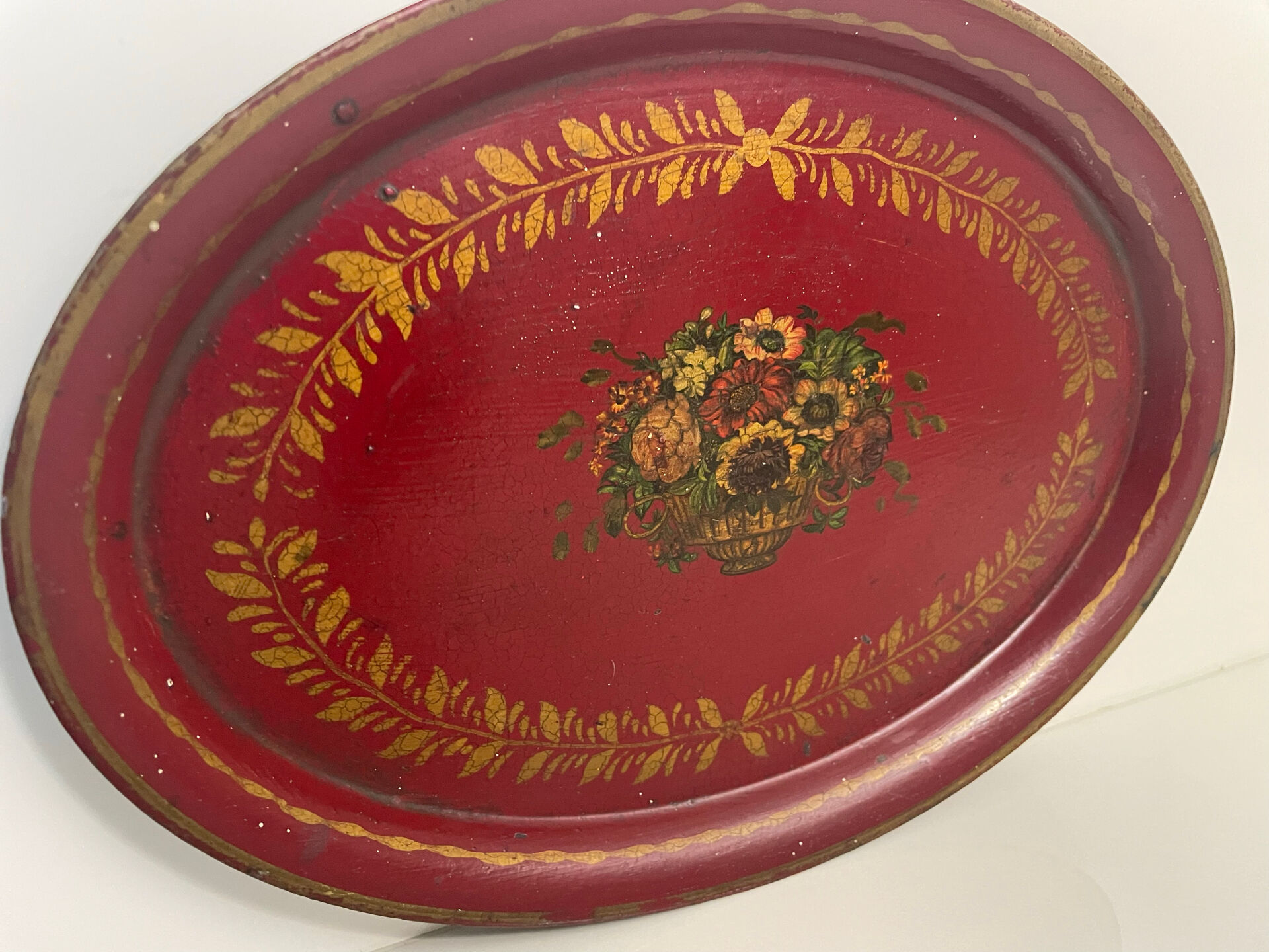Old oval plate in painted red tin - floral decoration - early 20th century -