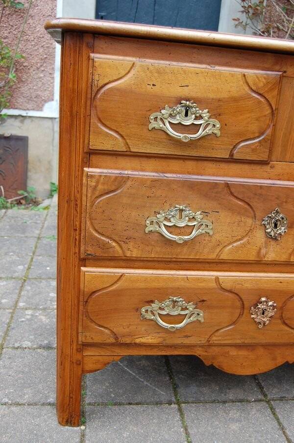 Small 18th century Parisian Louis XV walnut chest of drawers