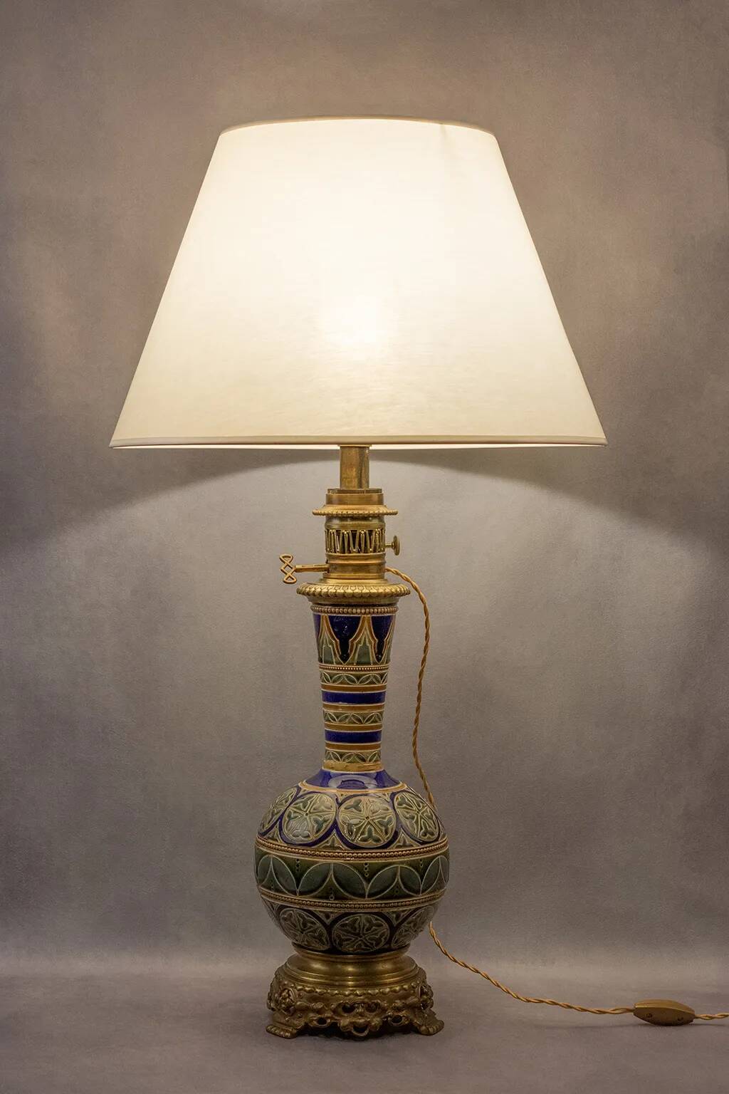 Paire de vases Longwy montés en lampe avec monture en bronze doré, fin XIXe